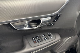 musta Volvo V90 2021 kuva 18.