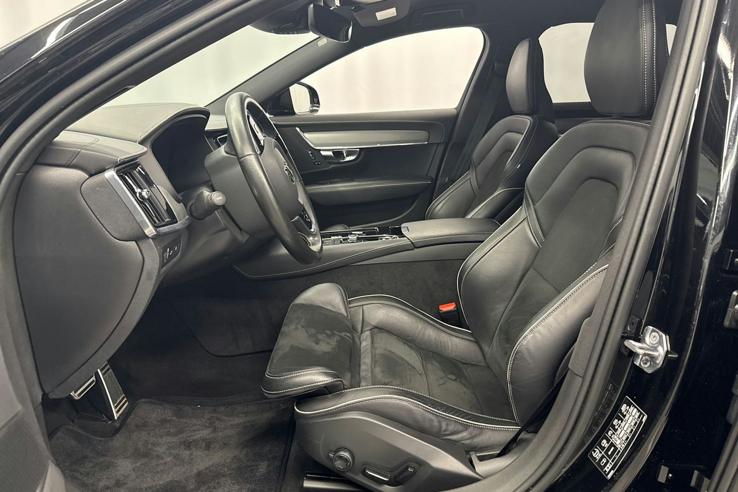 musta Volvo V90 2021 kuva 19.