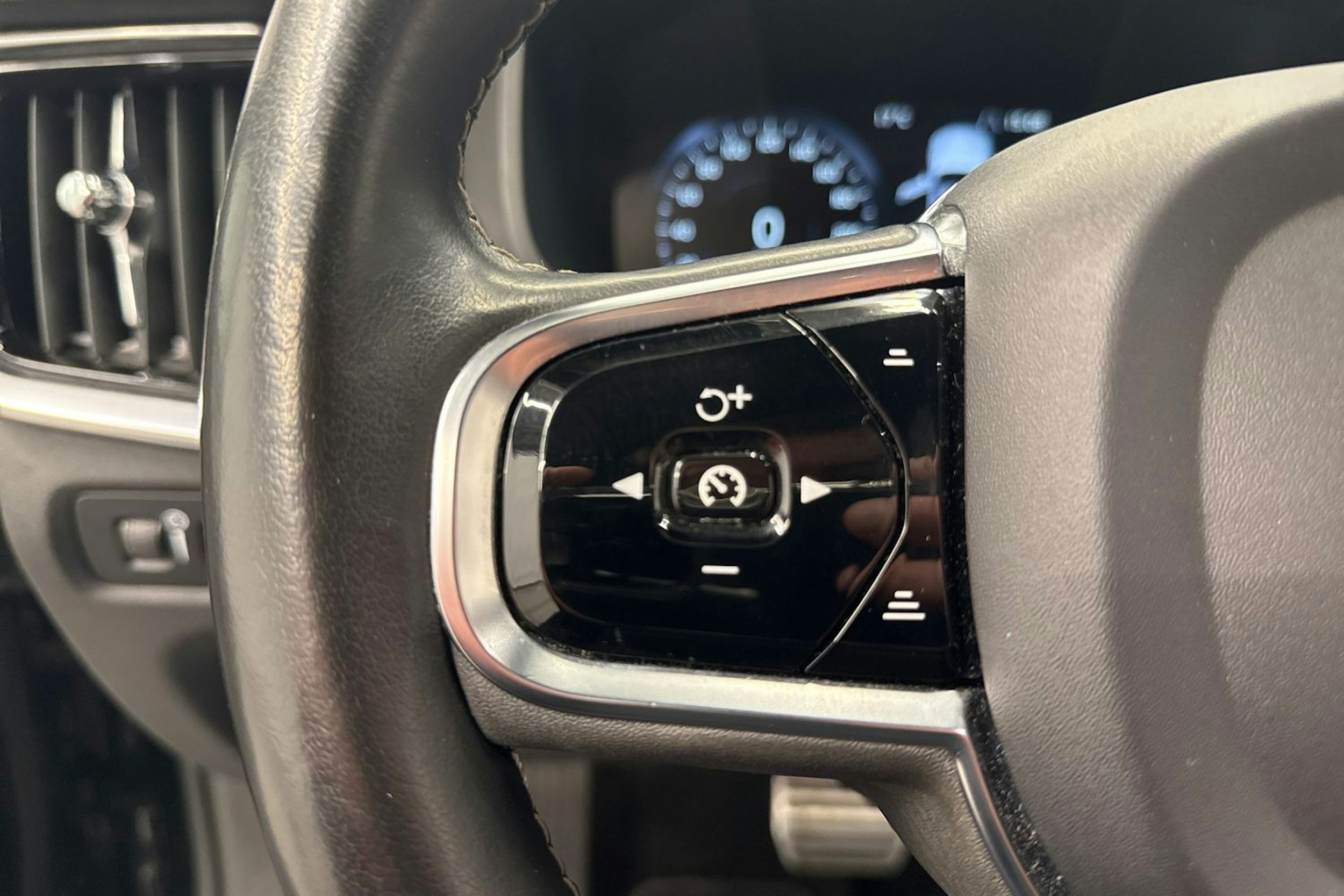 musta Volvo V90 2021 kuva 20.