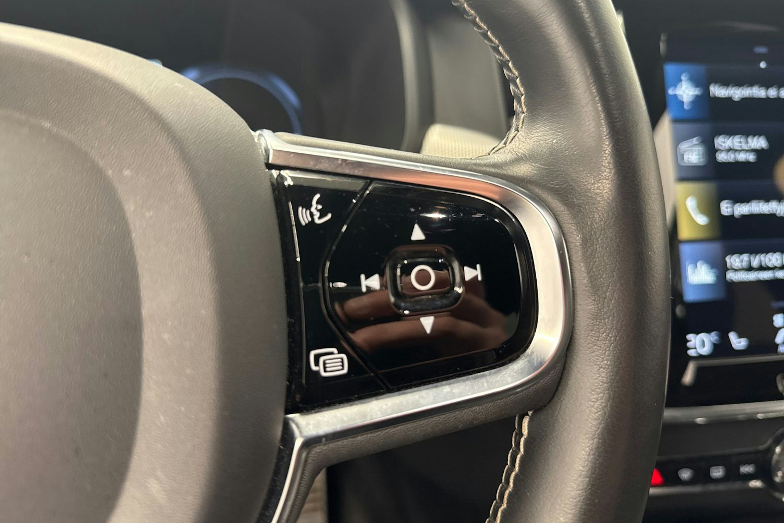 musta Volvo V90 2021 kuva 21.