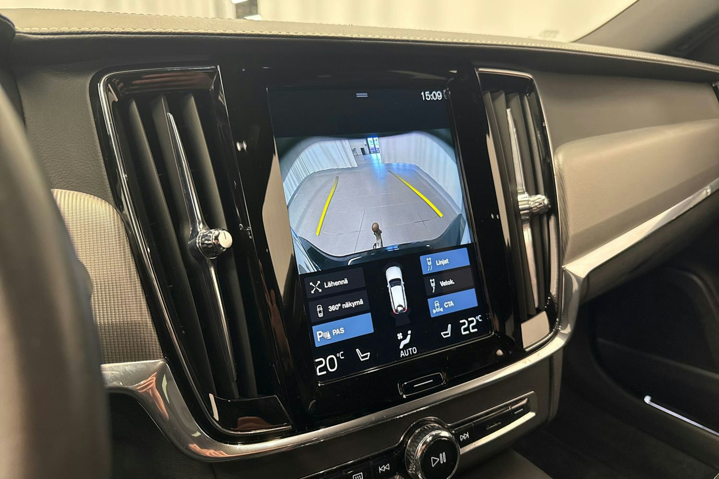 musta Volvo V90 2021 kuva 25.