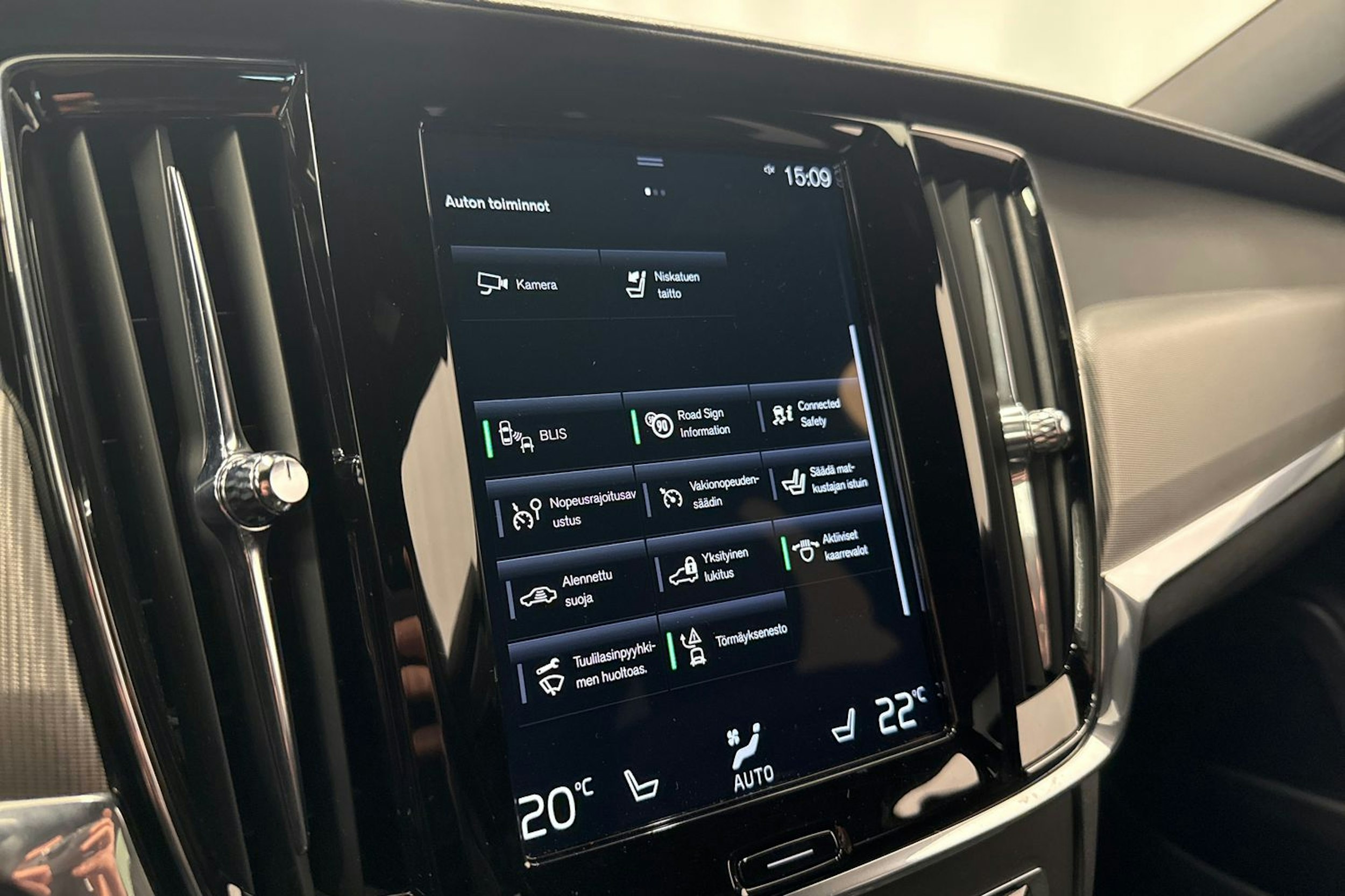 musta Volvo V90 2021 kuva 28.