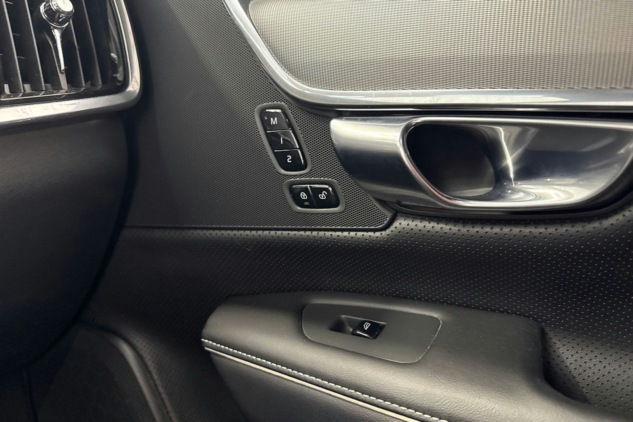 musta Volvo V90 2021 kuva 29.