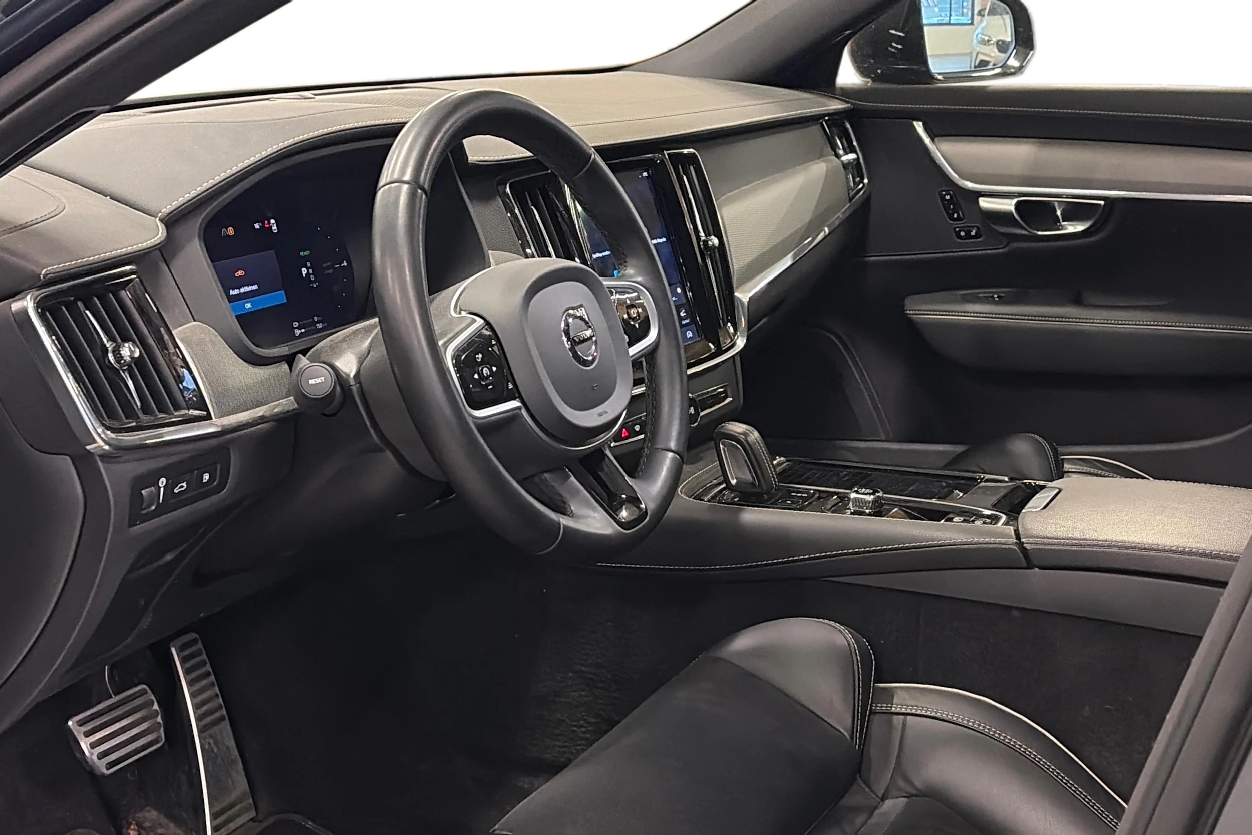 sininen Volvo V90 2022 kuva 3.