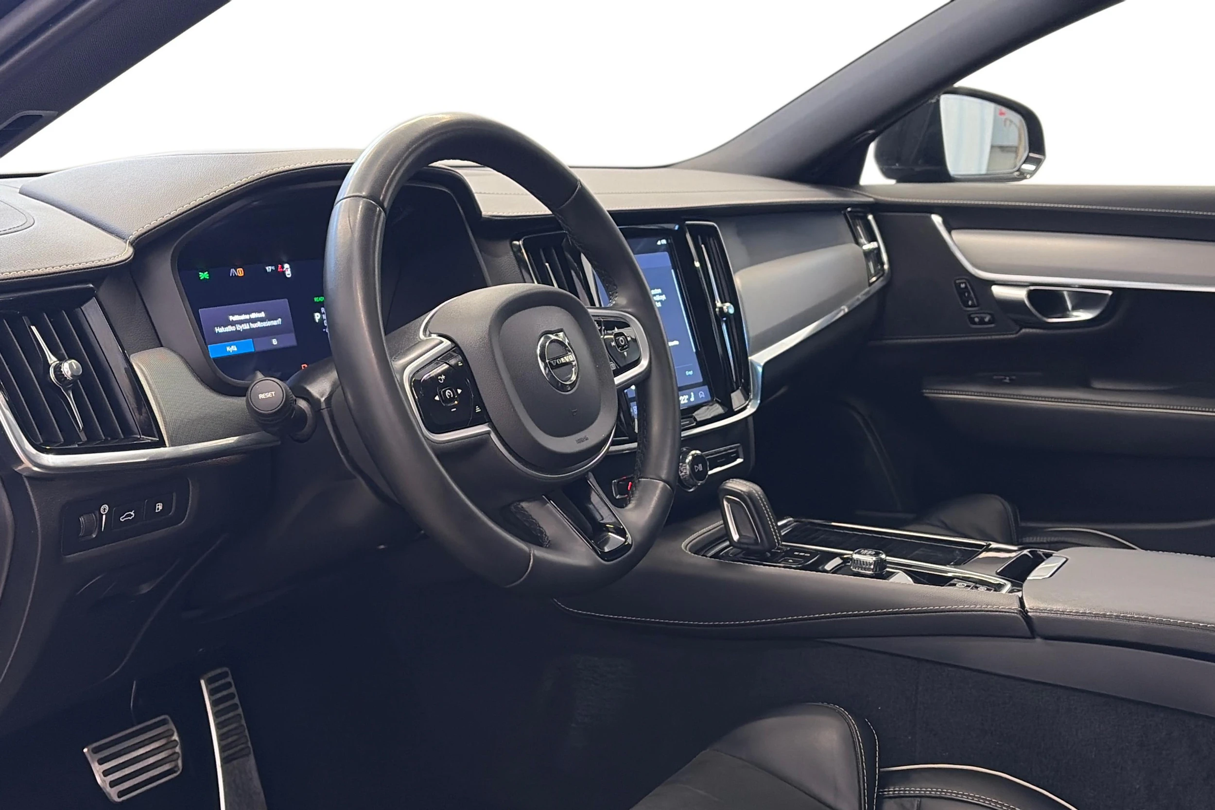 sininen Volvo V90 2022 kuva 6.
