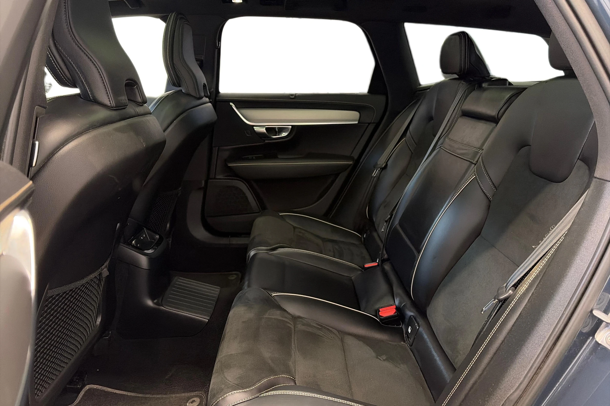 sininen Volvo V90 2022 kuva 8.