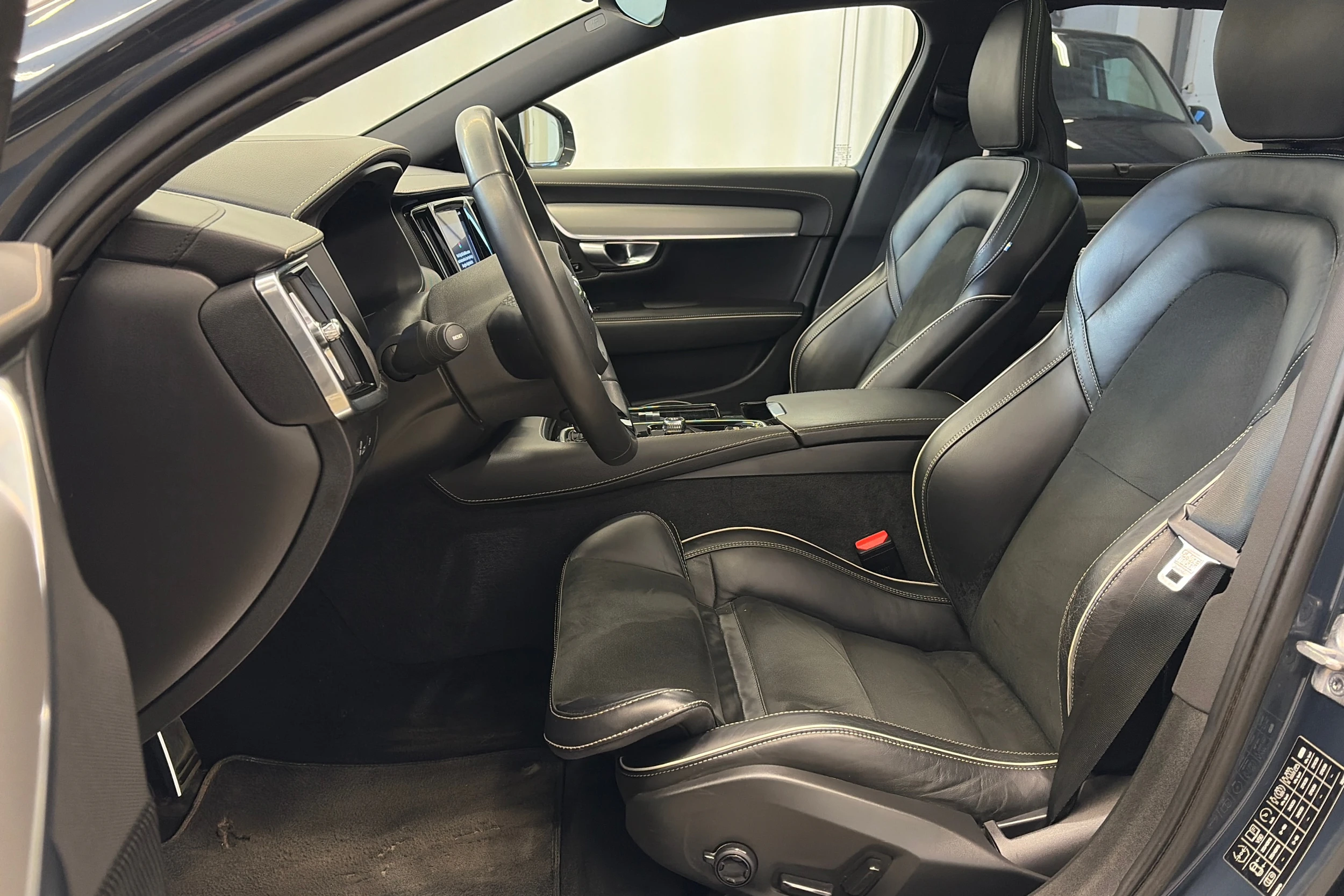 sininen Volvo V90 2022 kuva 11.
