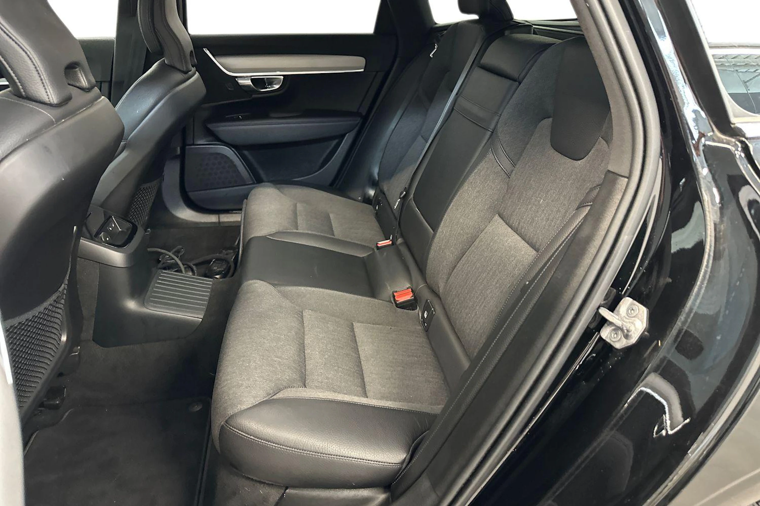 musta Volvo V90 2022 kuva 8.