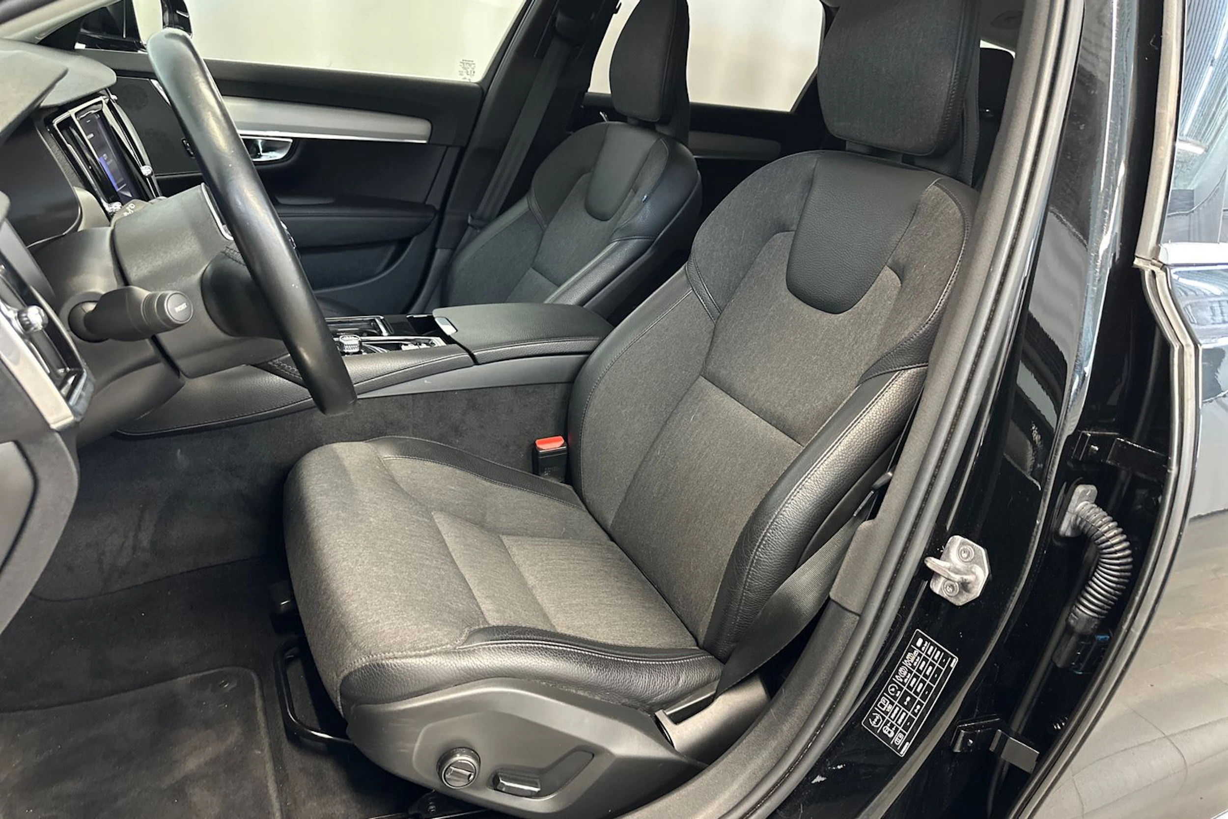musta Volvo V90 2022 kuva 11.