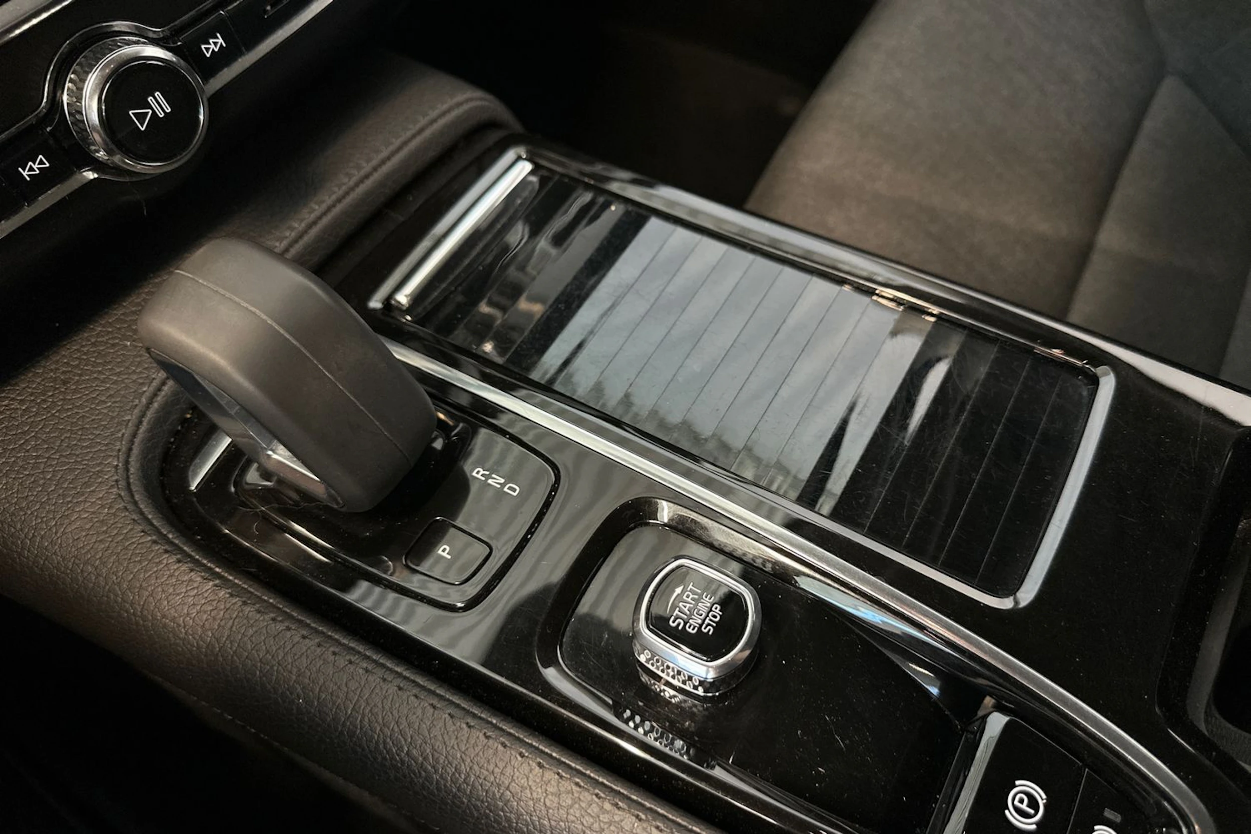 musta Volvo V90 2022 kuva 23.