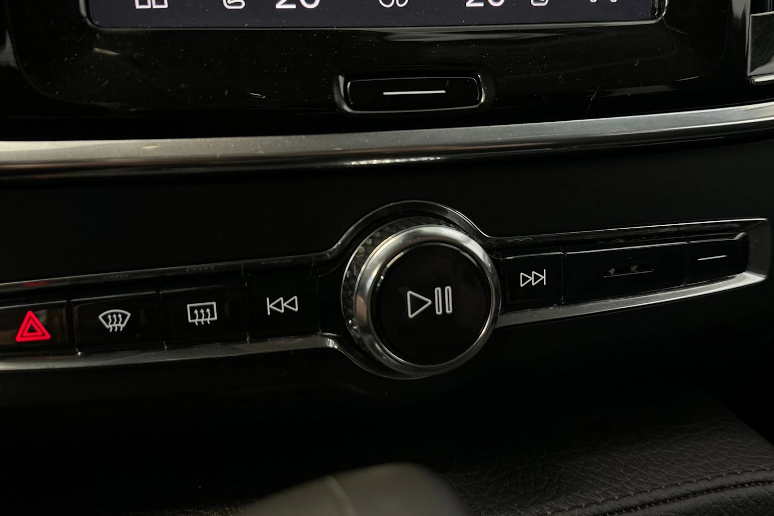 musta Volvo V90 2022 kuva 24.