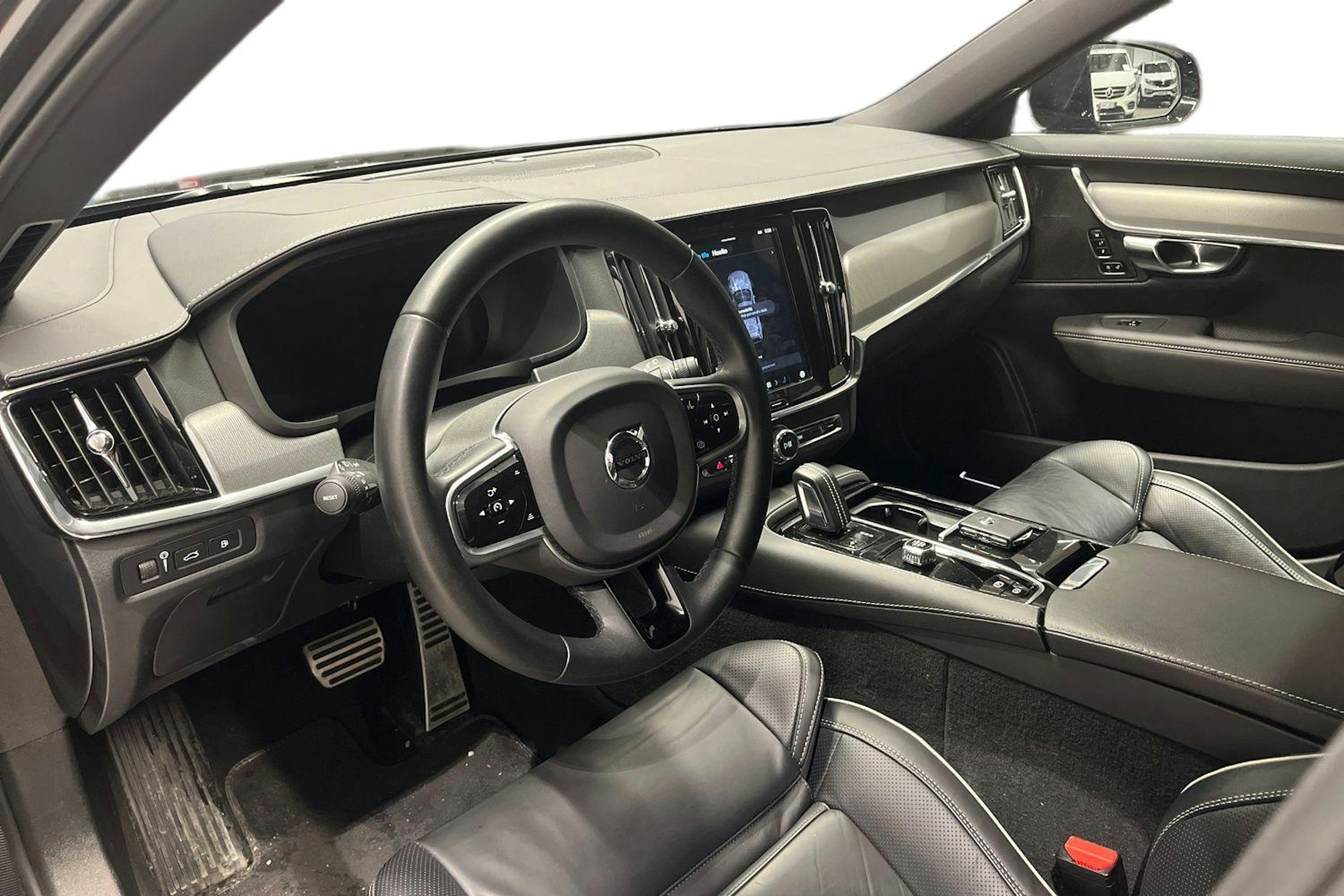 Harmaa Volvo V90 2022 kuva 3.