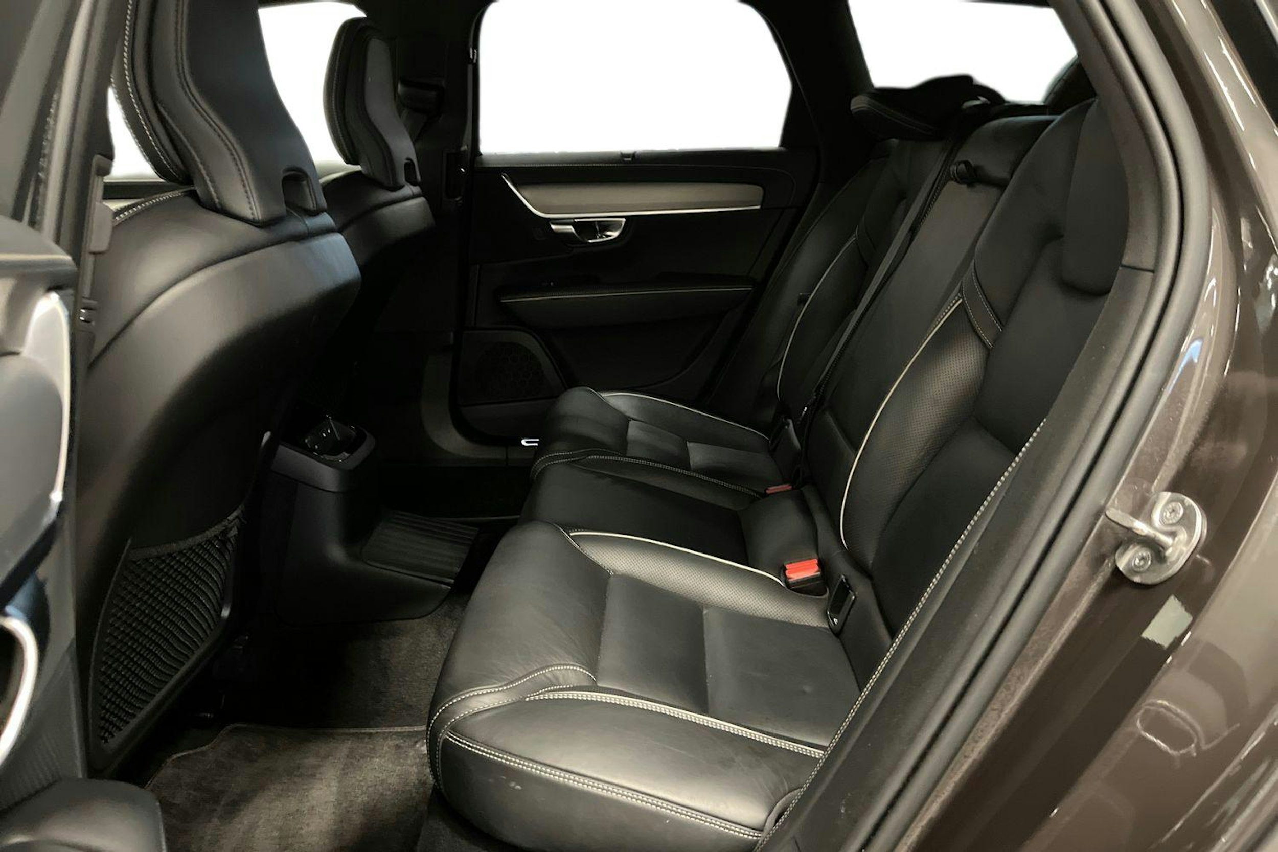 Harmaa Volvo V90 2022 kuva 8.