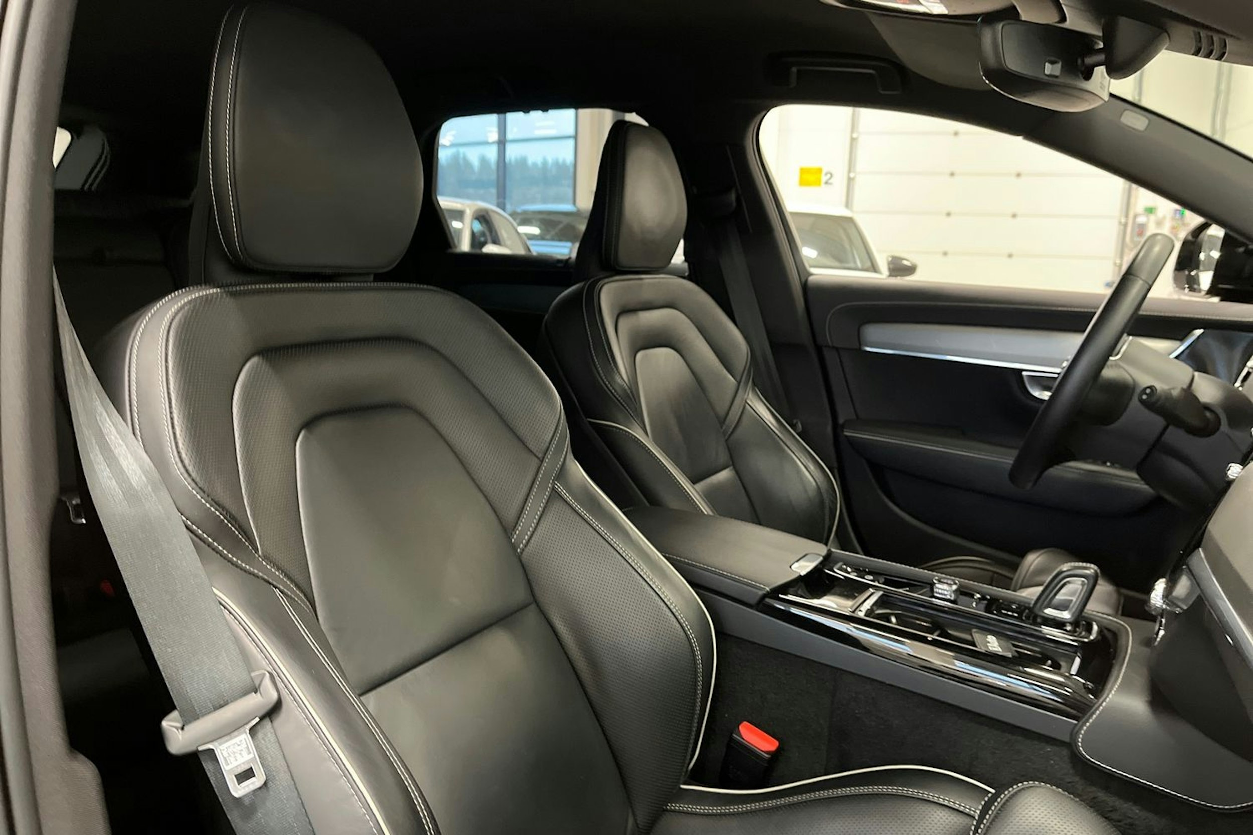 Harmaa Volvo V90 2022 kuva 13.