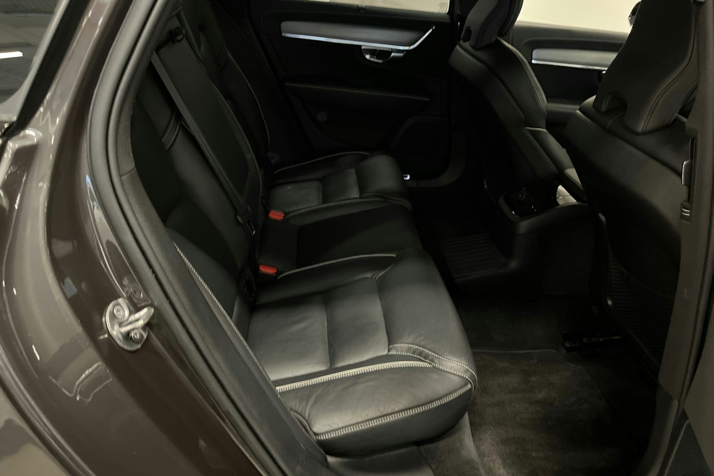 Harmaa Volvo V90 2022 kuva 15.