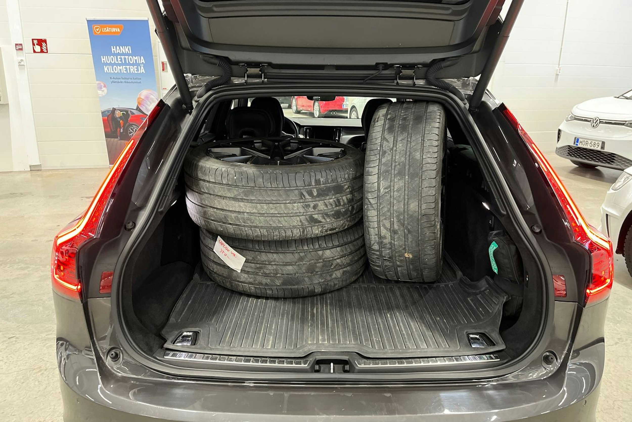 Harmaa Volvo V90 2022 kuva 28.