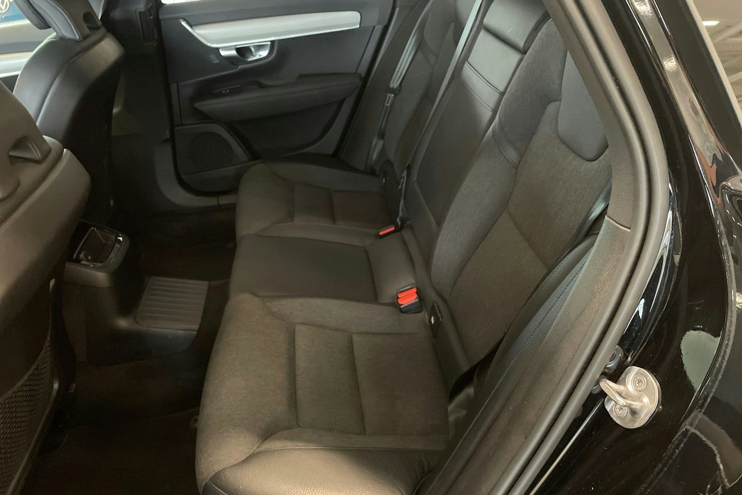musta Volvo V90 2022 kuva 10.