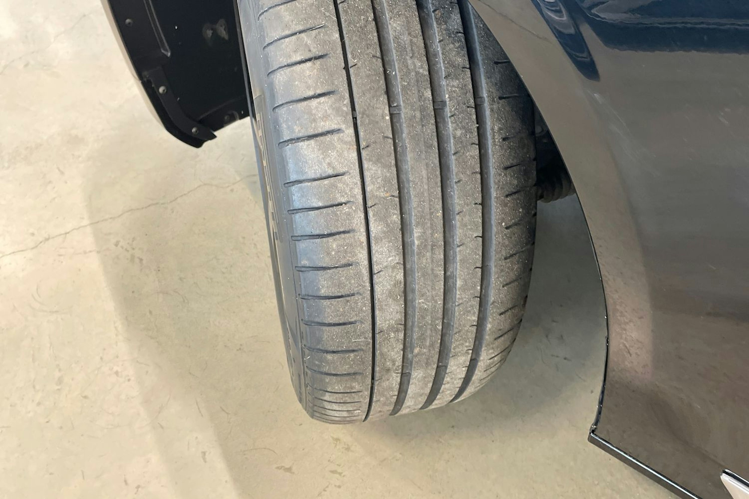 musta Volvo V90 2022 kuva 13.