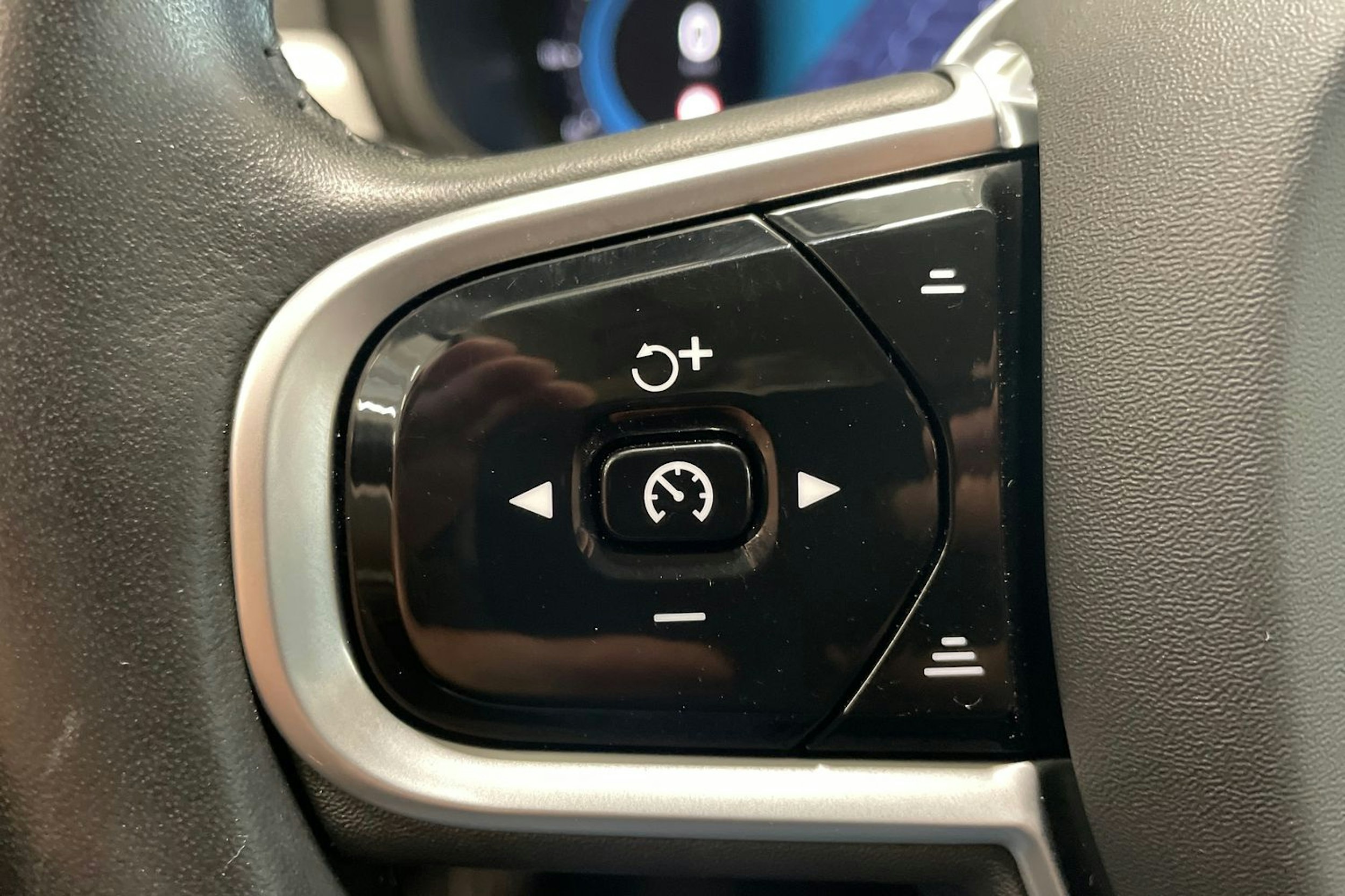 musta Volvo V90 2022 kuva 15.