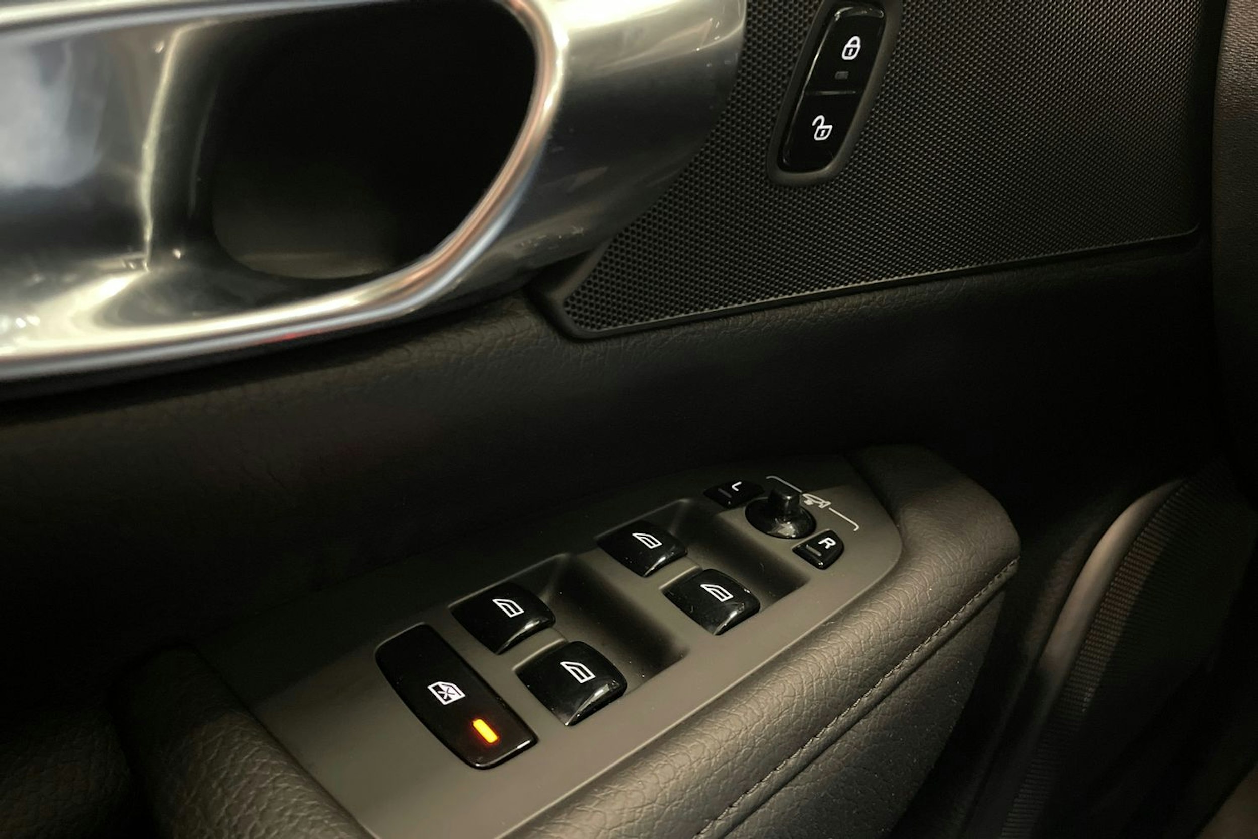 musta Volvo V90 2022 kuva 19.