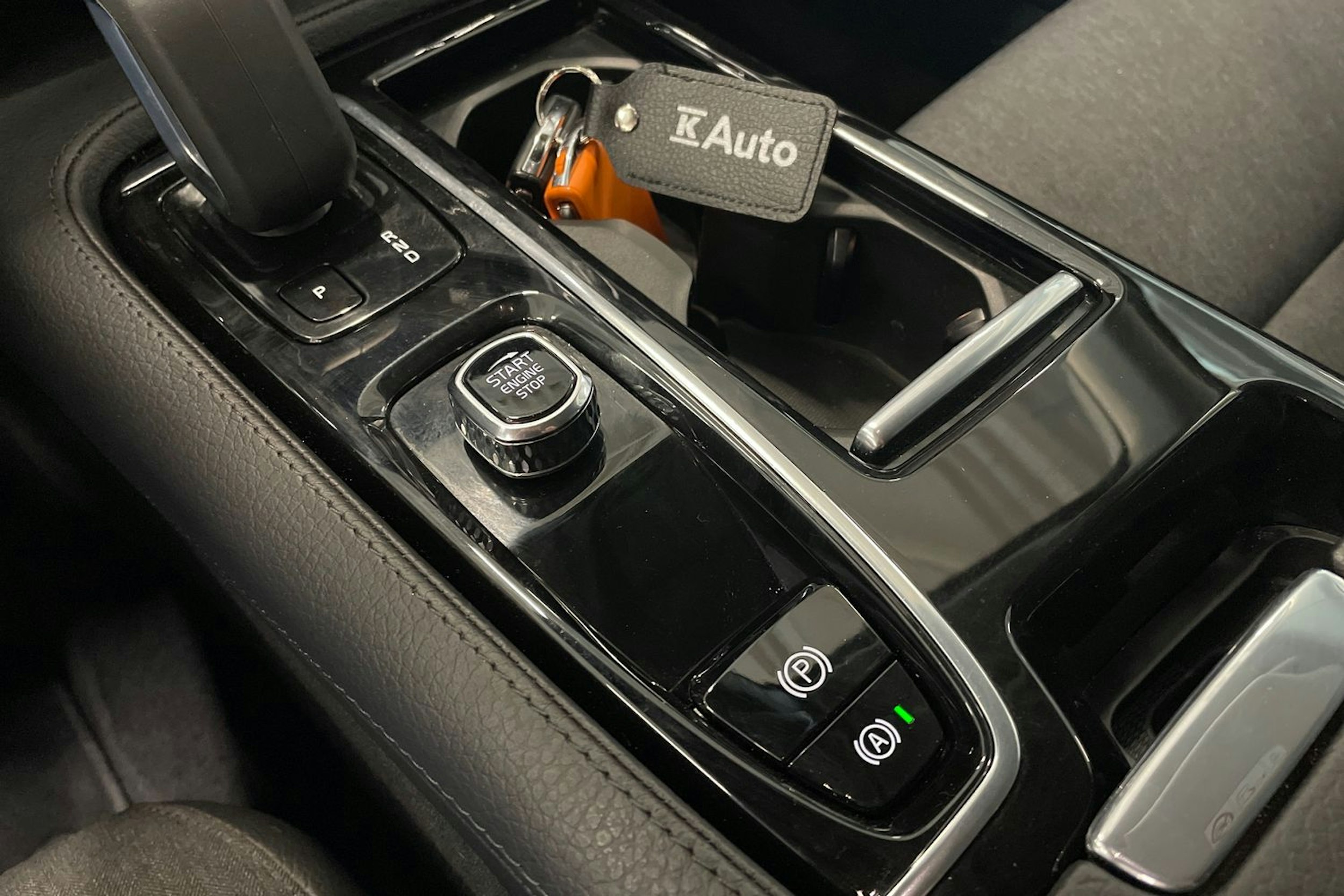 musta Volvo V90 2022 kuva 20.