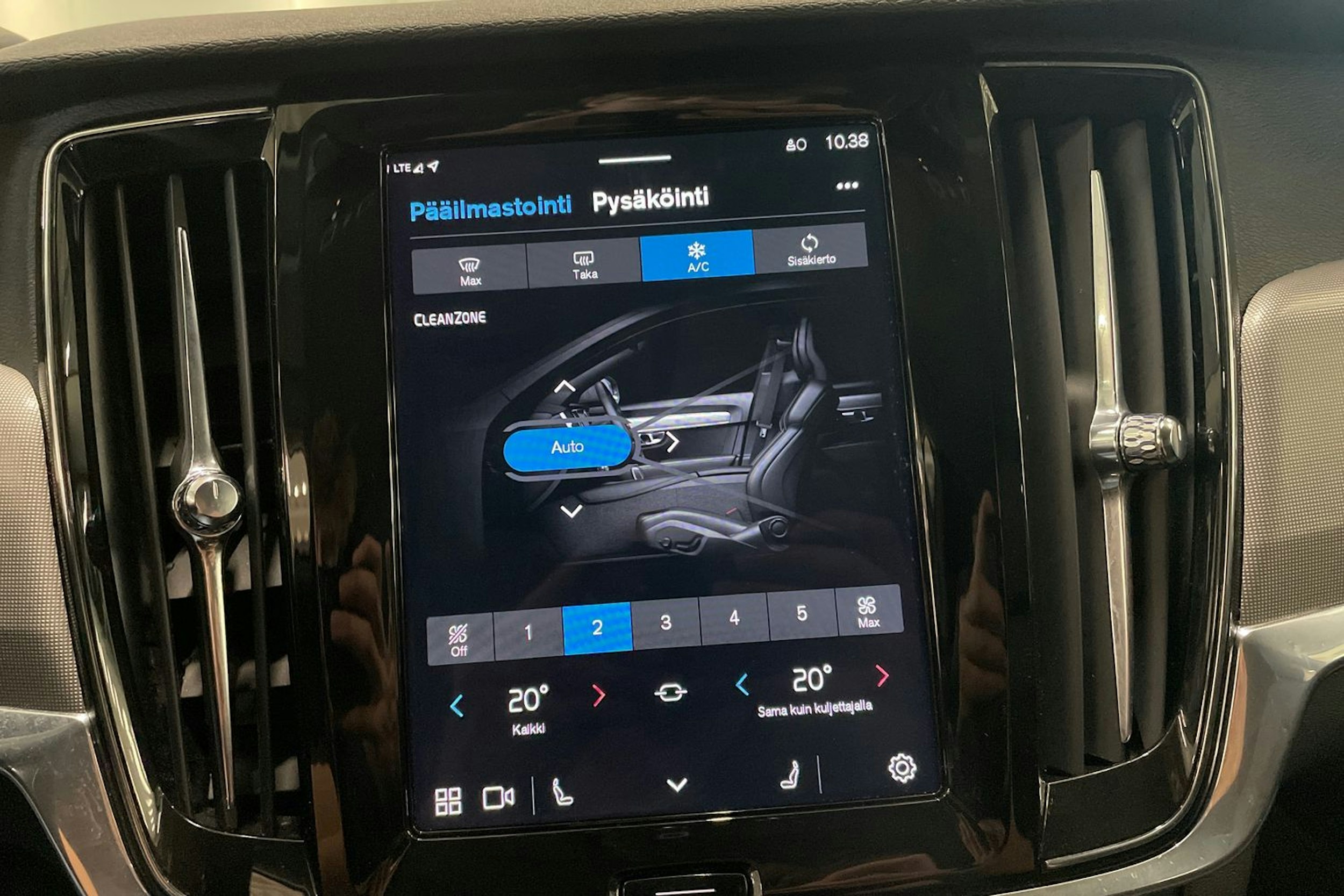 musta Volvo V90 2022 kuva 25.
