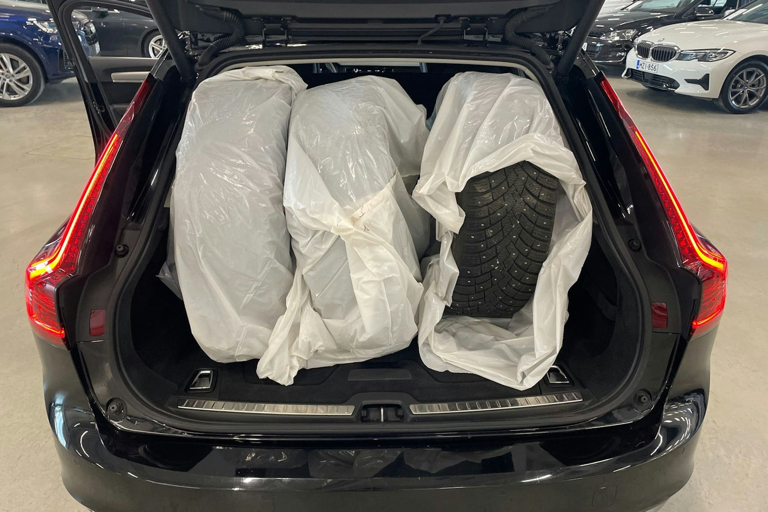 musta Volvo V90 2022 kuva 26.