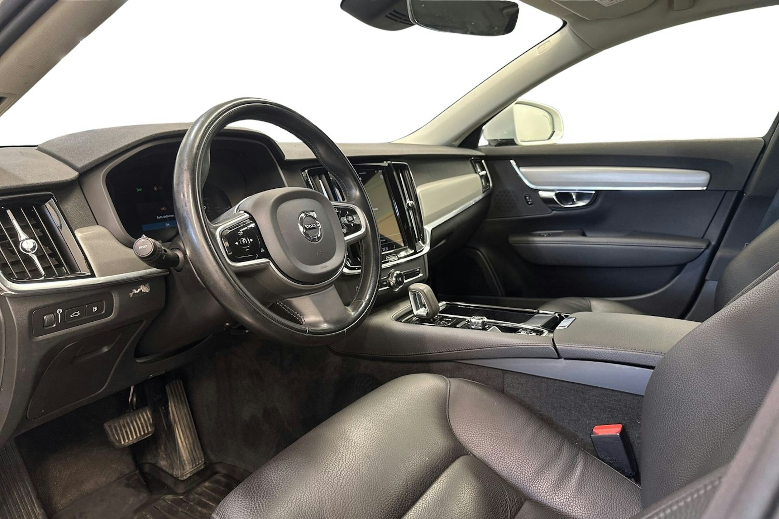 valkoinen Volvo V90 2022 kuva 7.