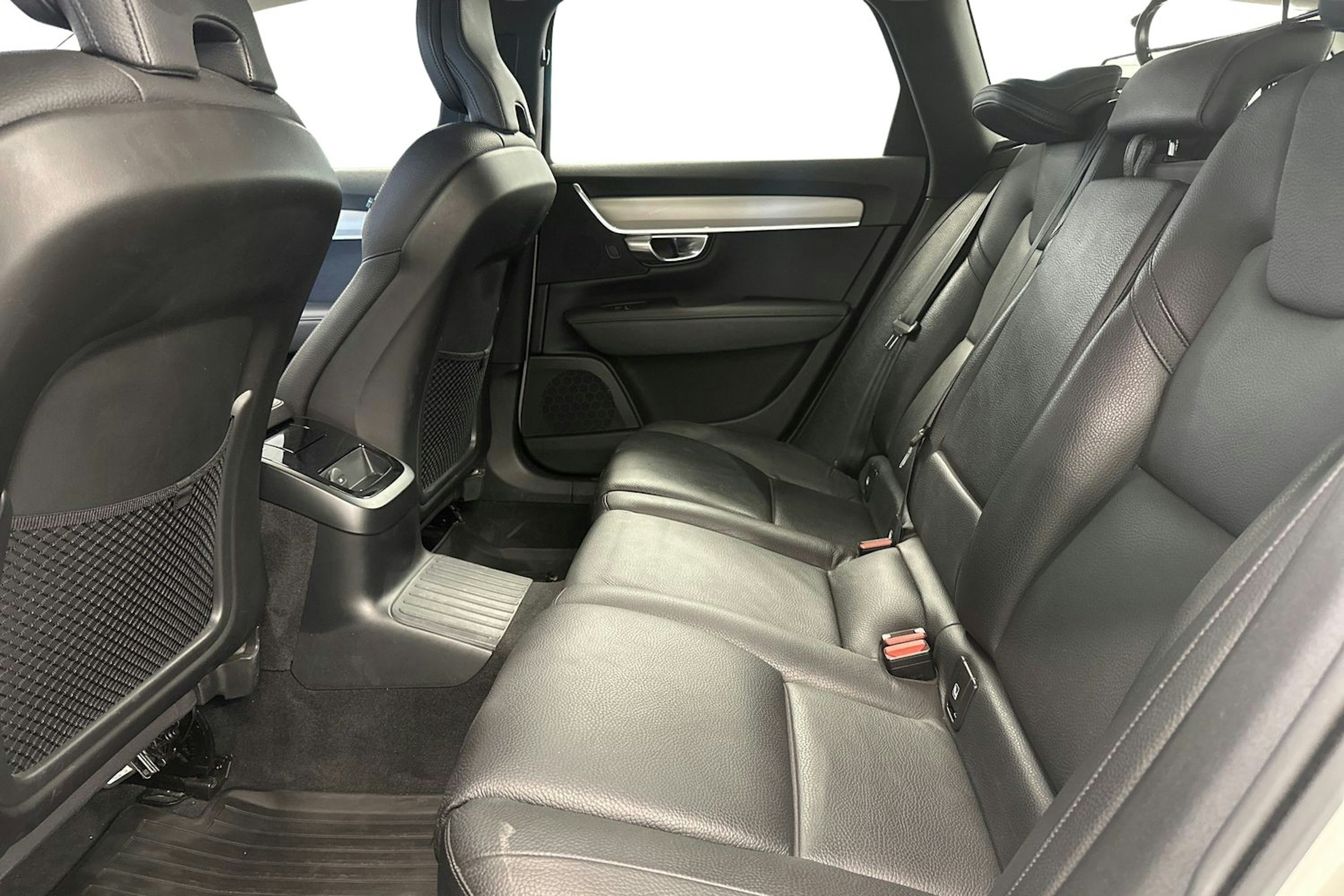 valkoinen Volvo V90 2022 kuva 10.