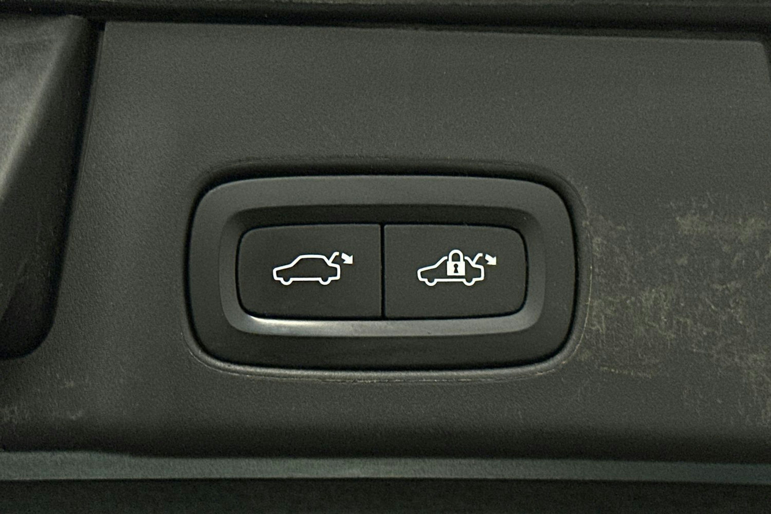 valkoinen Volvo V90 2022 kuva 26.