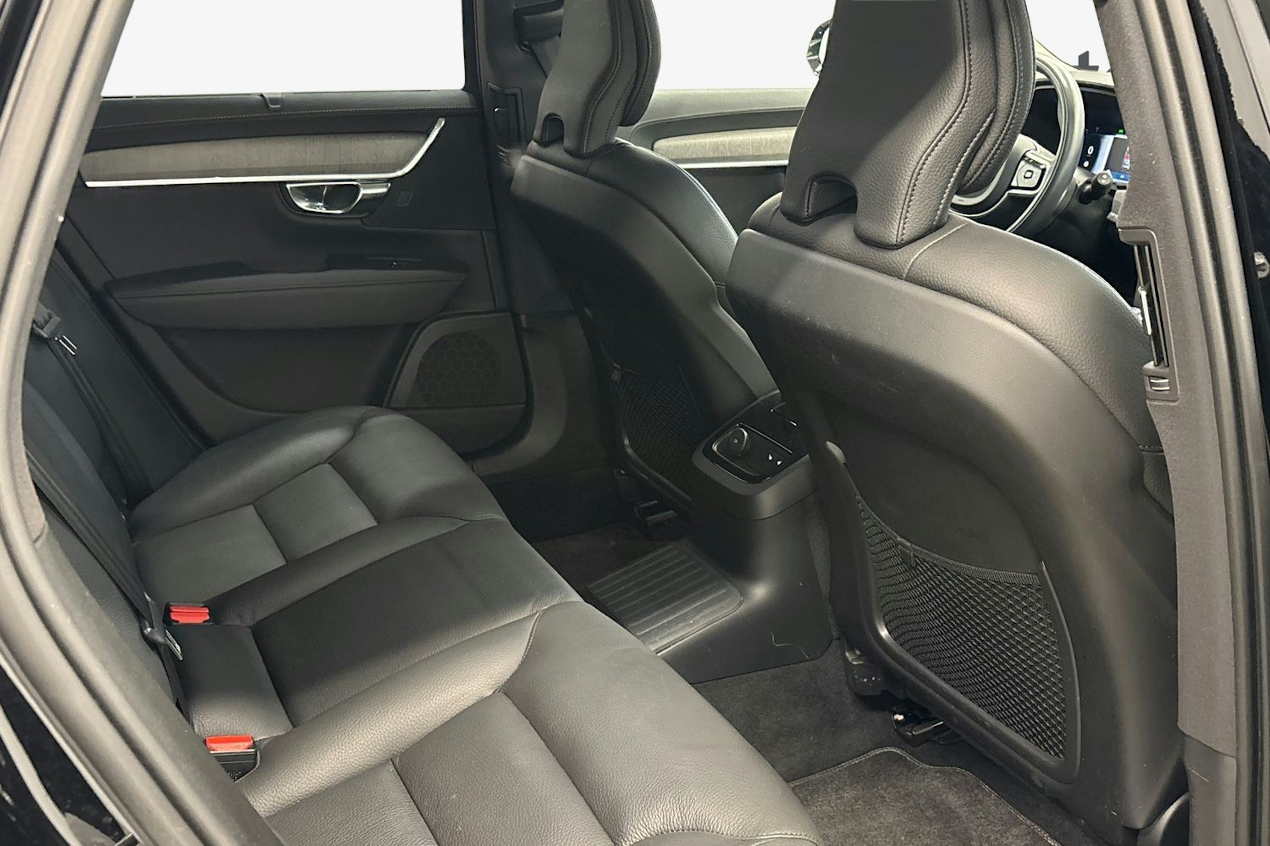 musta Volvo V90 2022 kuva 9.