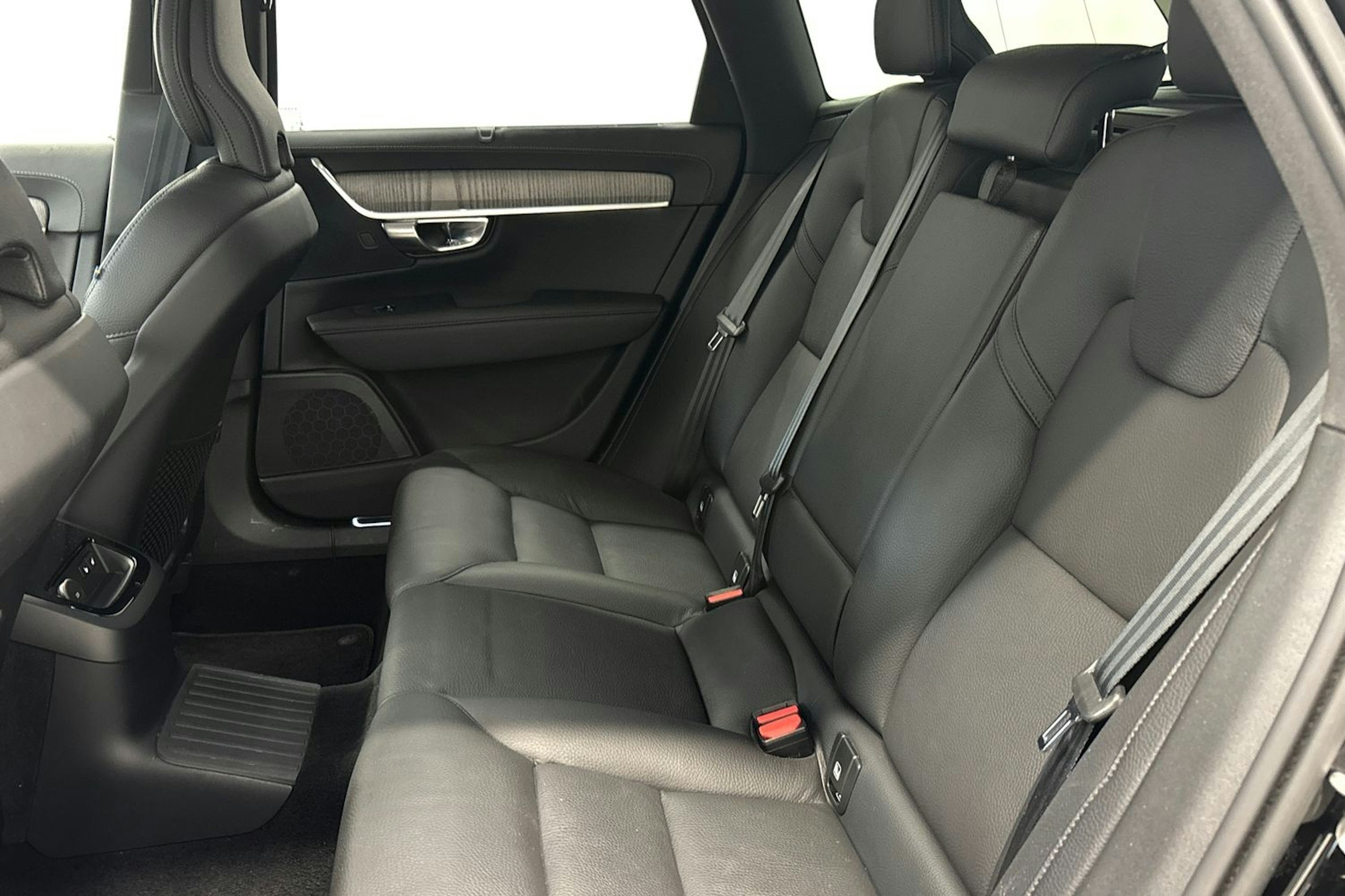 musta Volvo V90 2022 kuva 10.