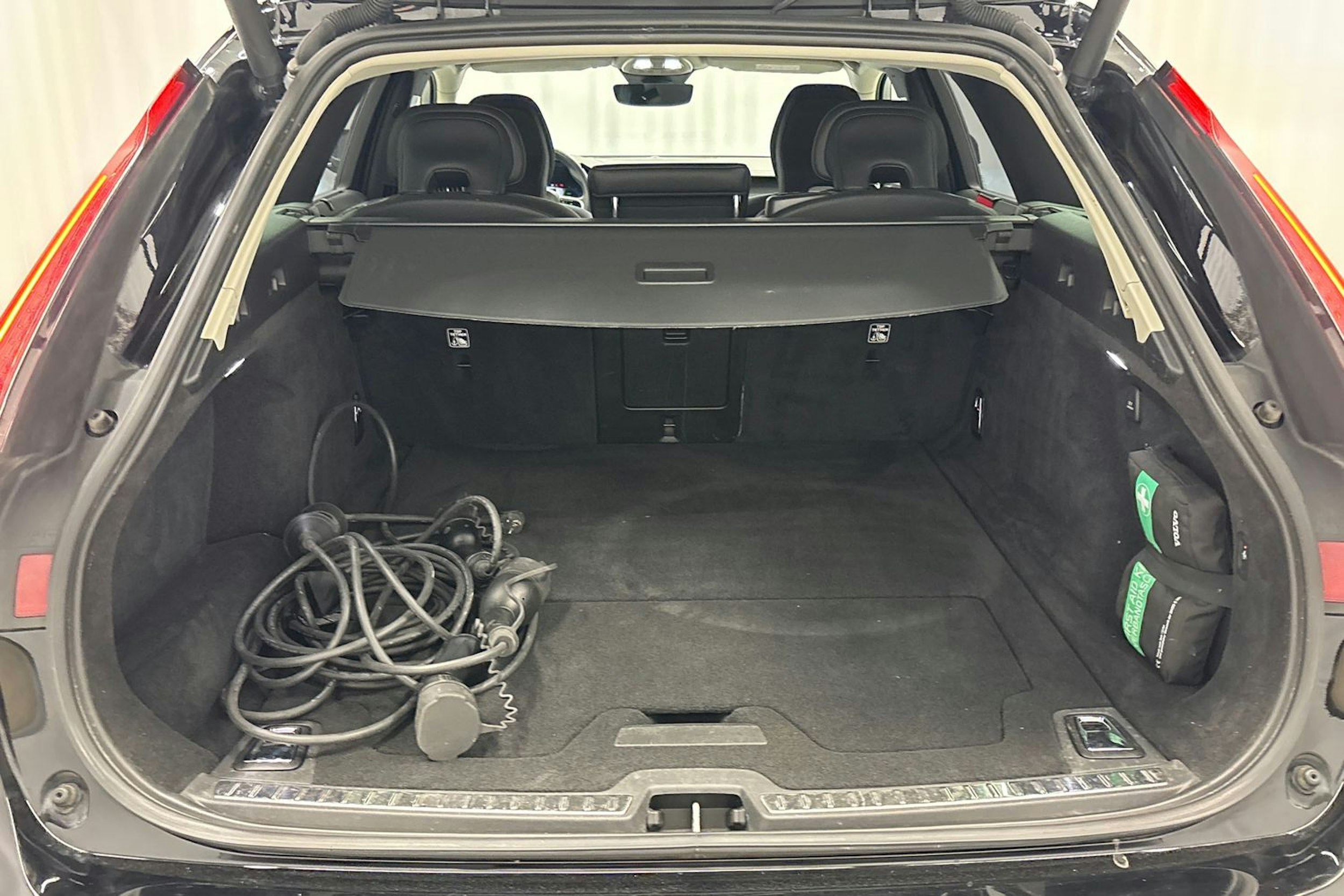 musta Volvo V90 2022 kuva 11.