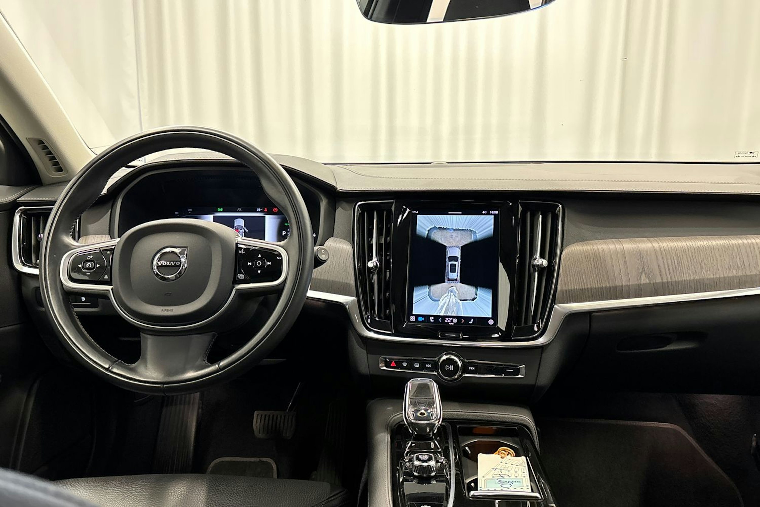 musta Volvo V90 2022 kuva 12.
