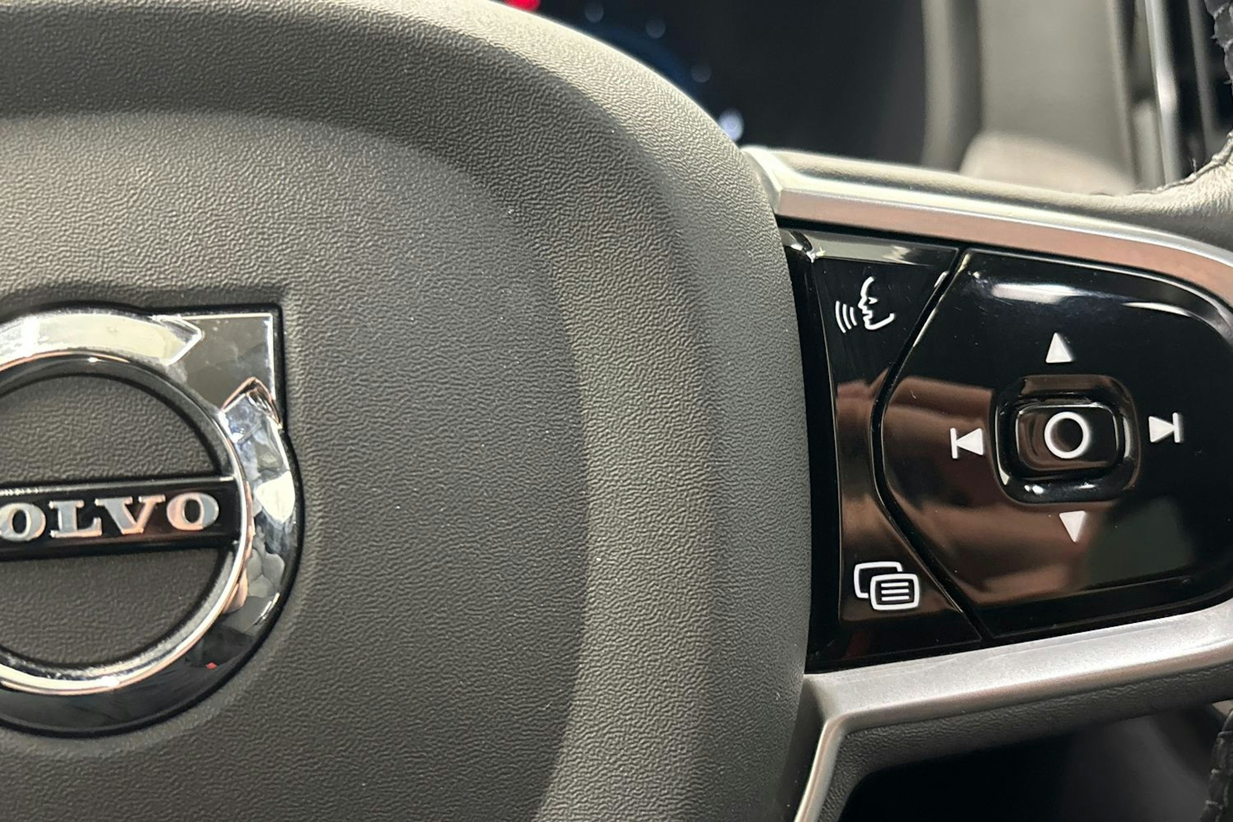 musta Volvo V90 2022 kuva 15.