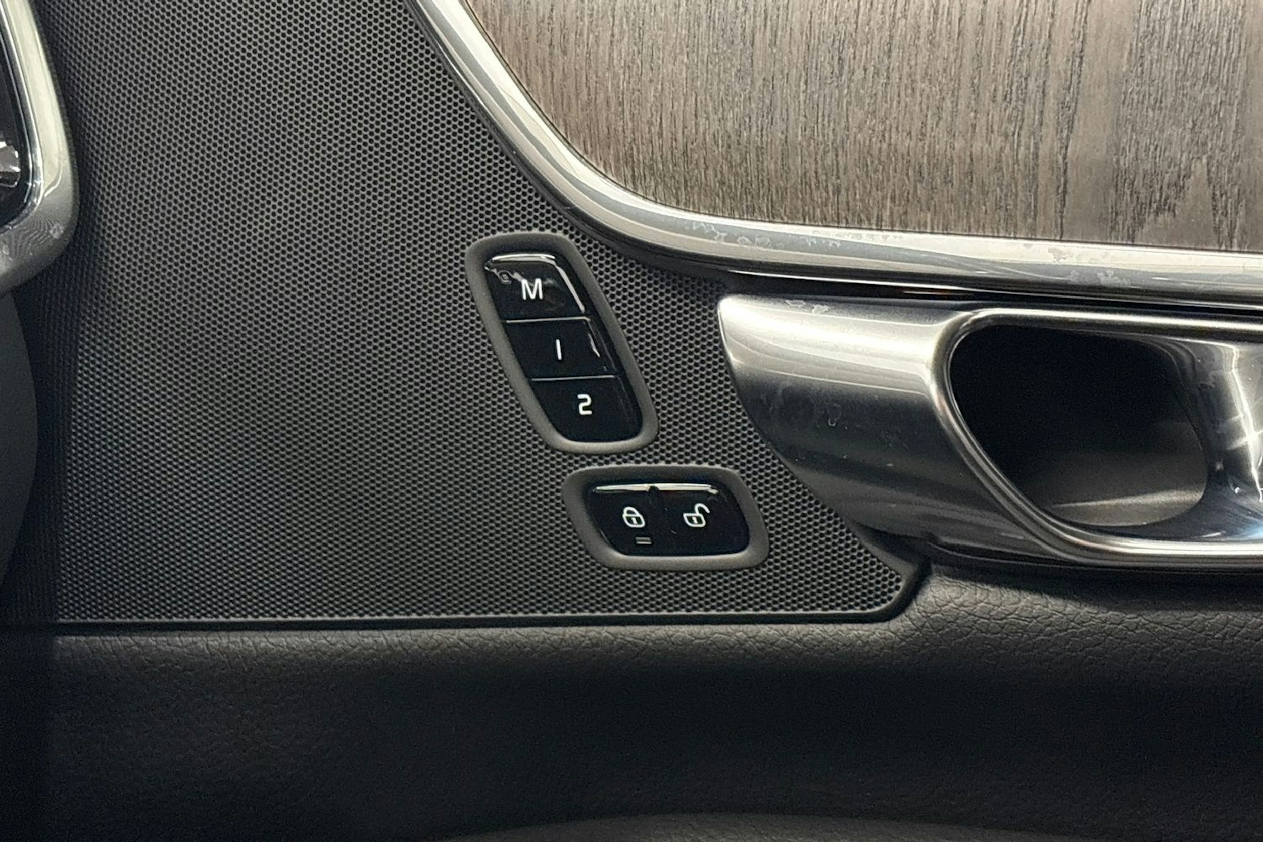 musta Volvo V90 2022 kuva 23.