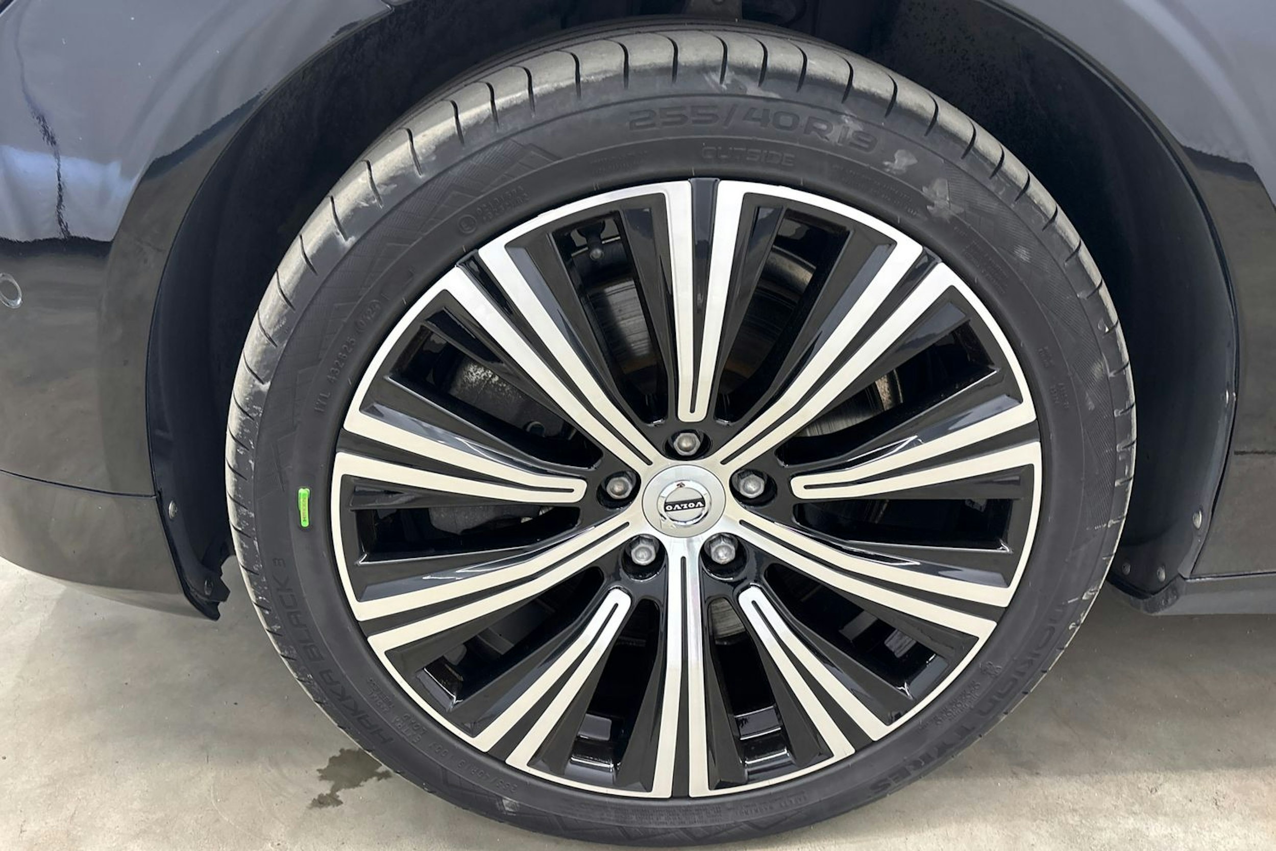 musta Volvo V90 2022 kuva 31.