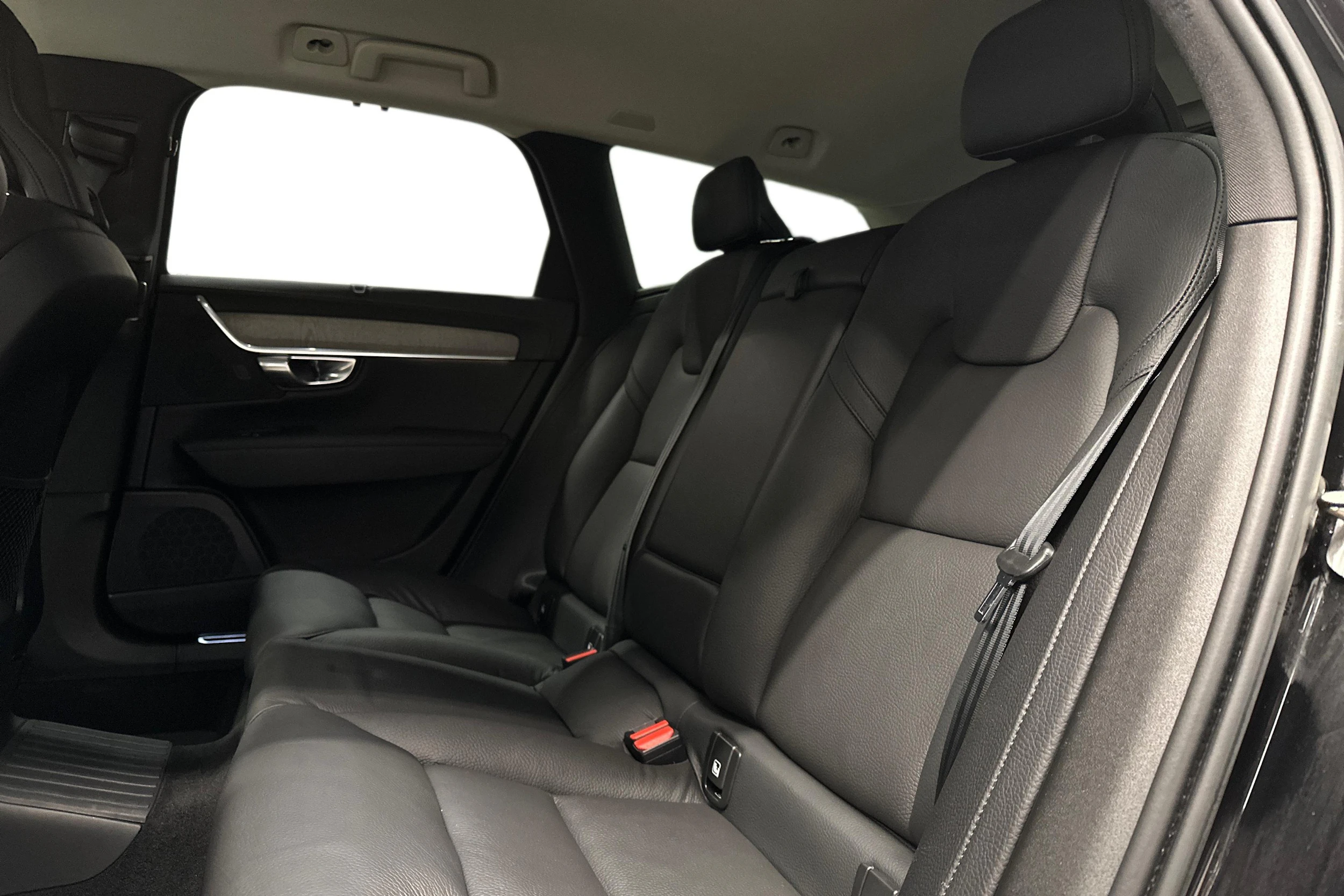 musta Volvo V90 2022 kuva 8.