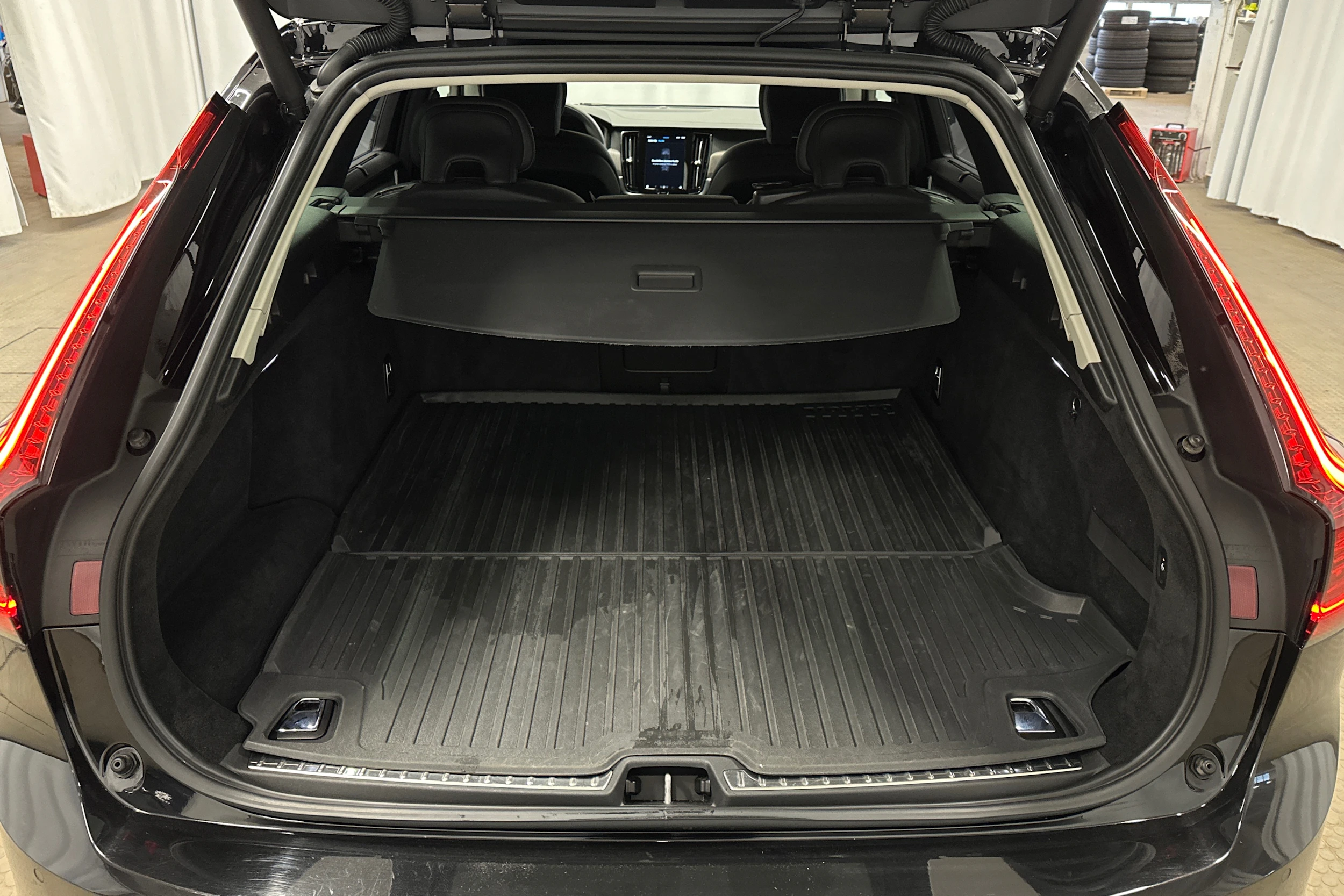 musta Volvo V90 2022 kuva 11.