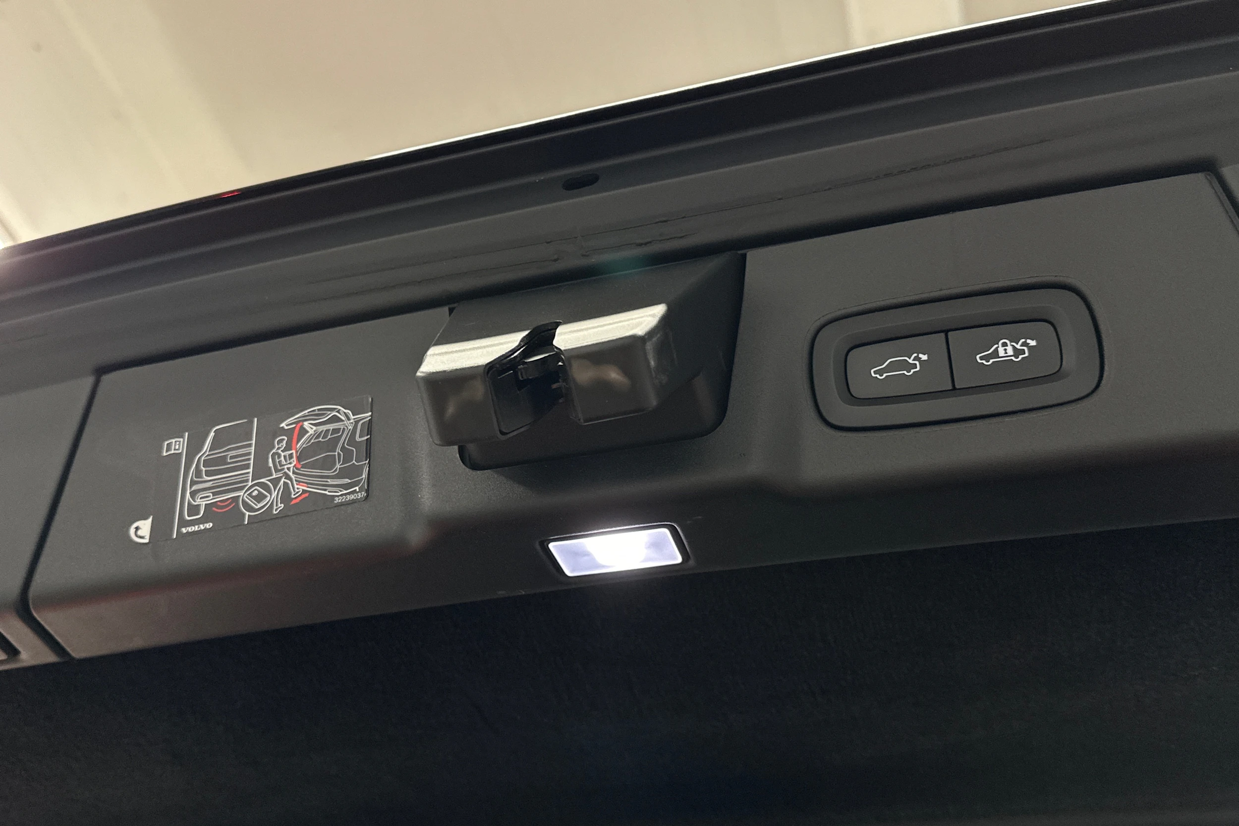 musta Volvo V90 2022 kuva 12.