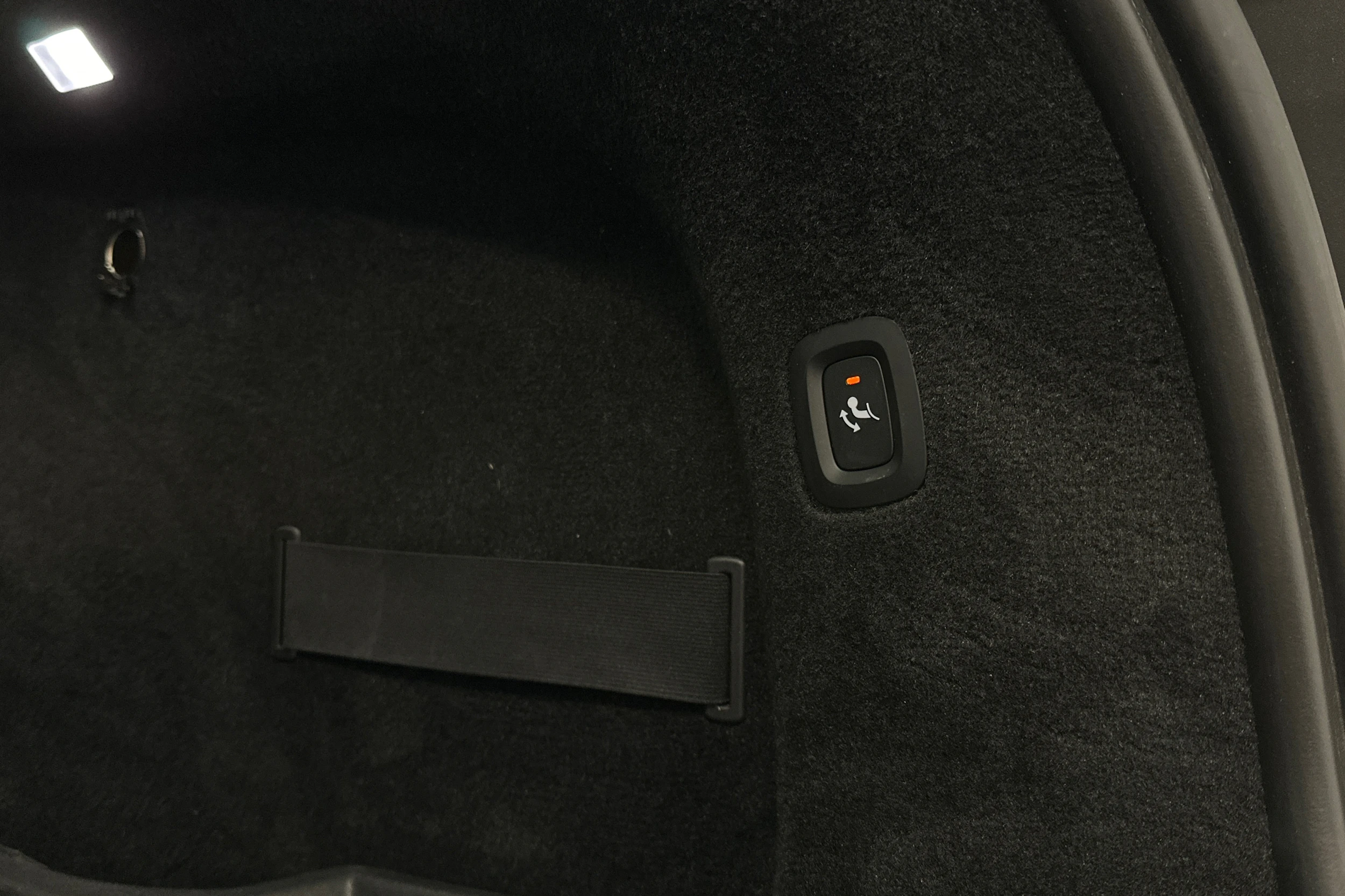 musta Volvo V90 2022 kuva 13.