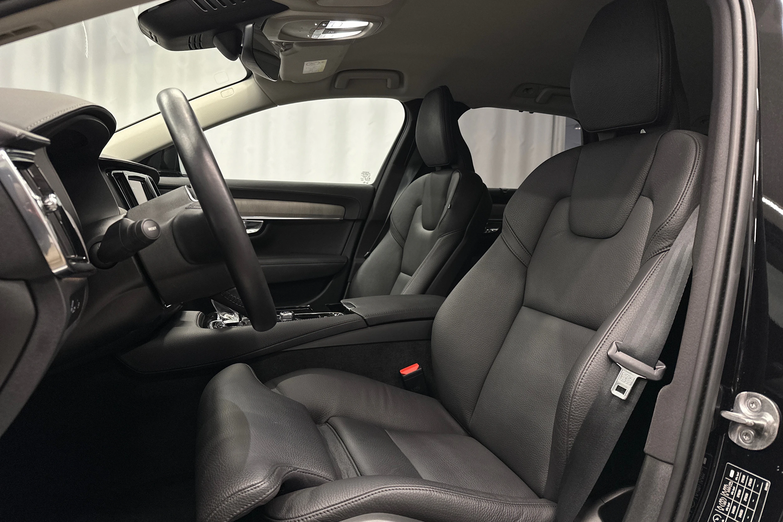 musta Volvo V90 2022 kuva 14.