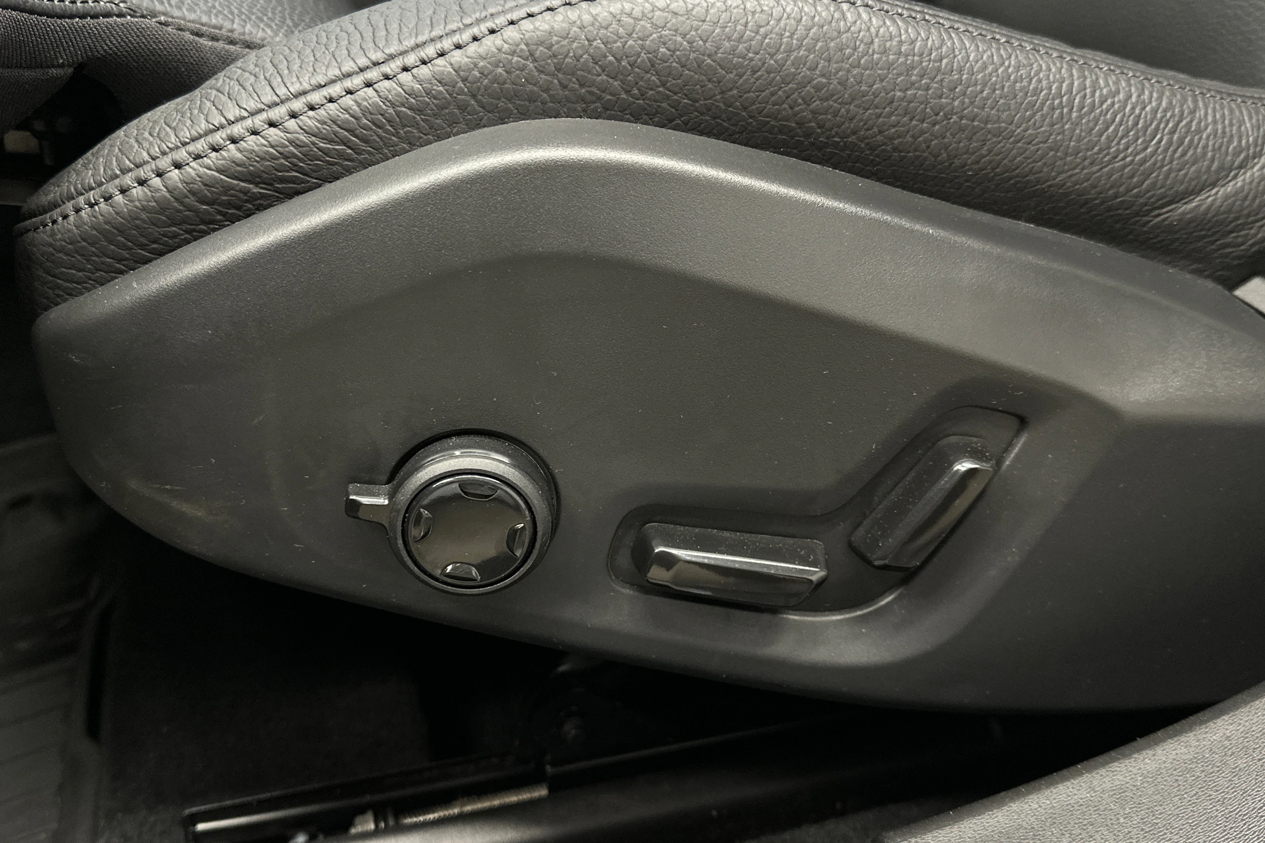 musta Volvo V90 2022 kuva 15.