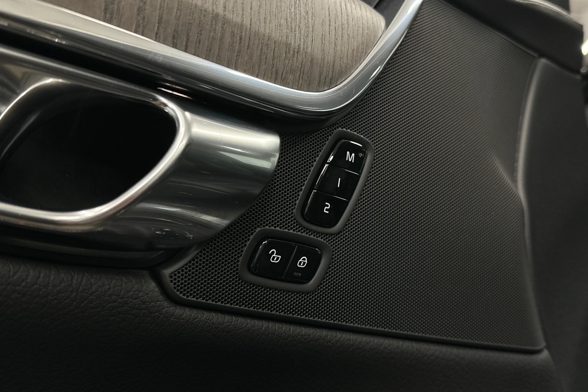 musta Volvo V90 2022 kuva 16.