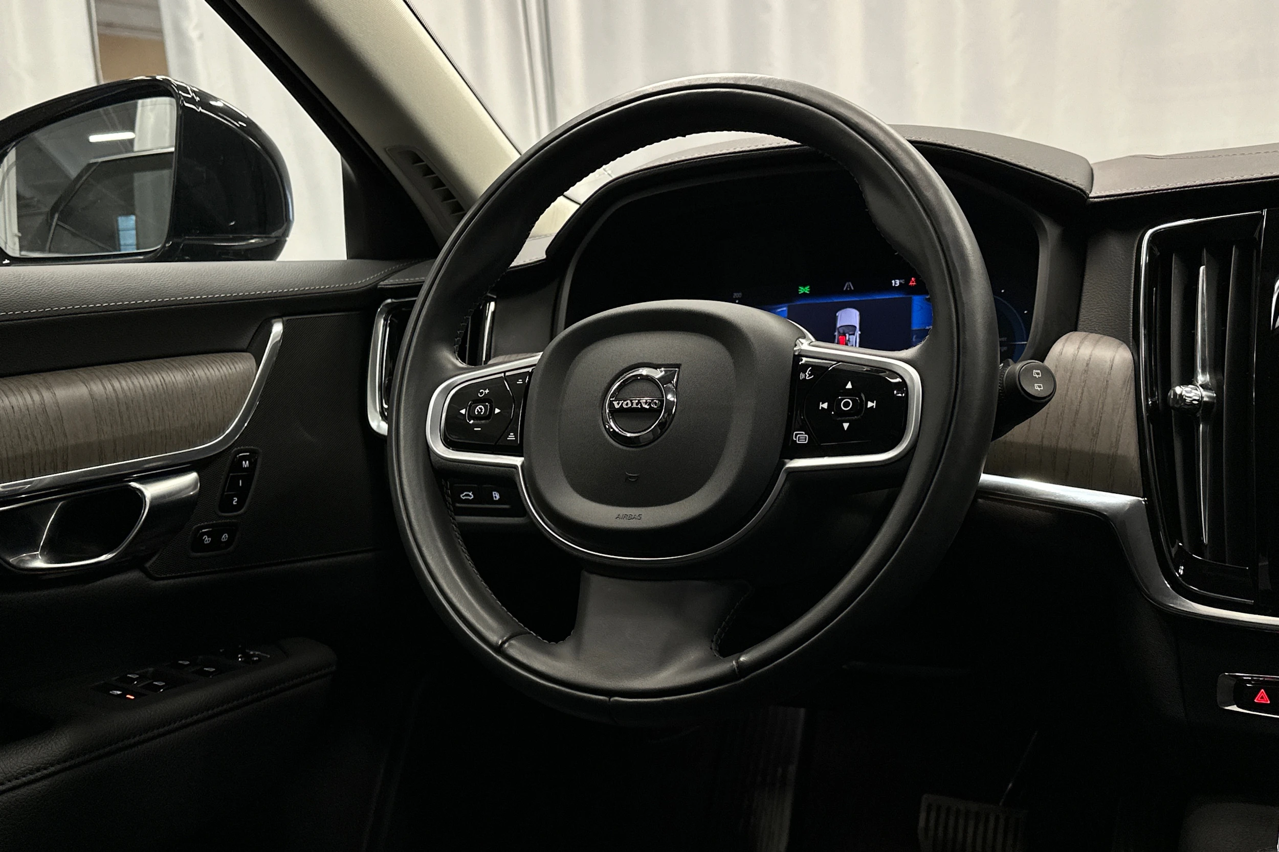 musta Volvo V90 2022 kuva 17.