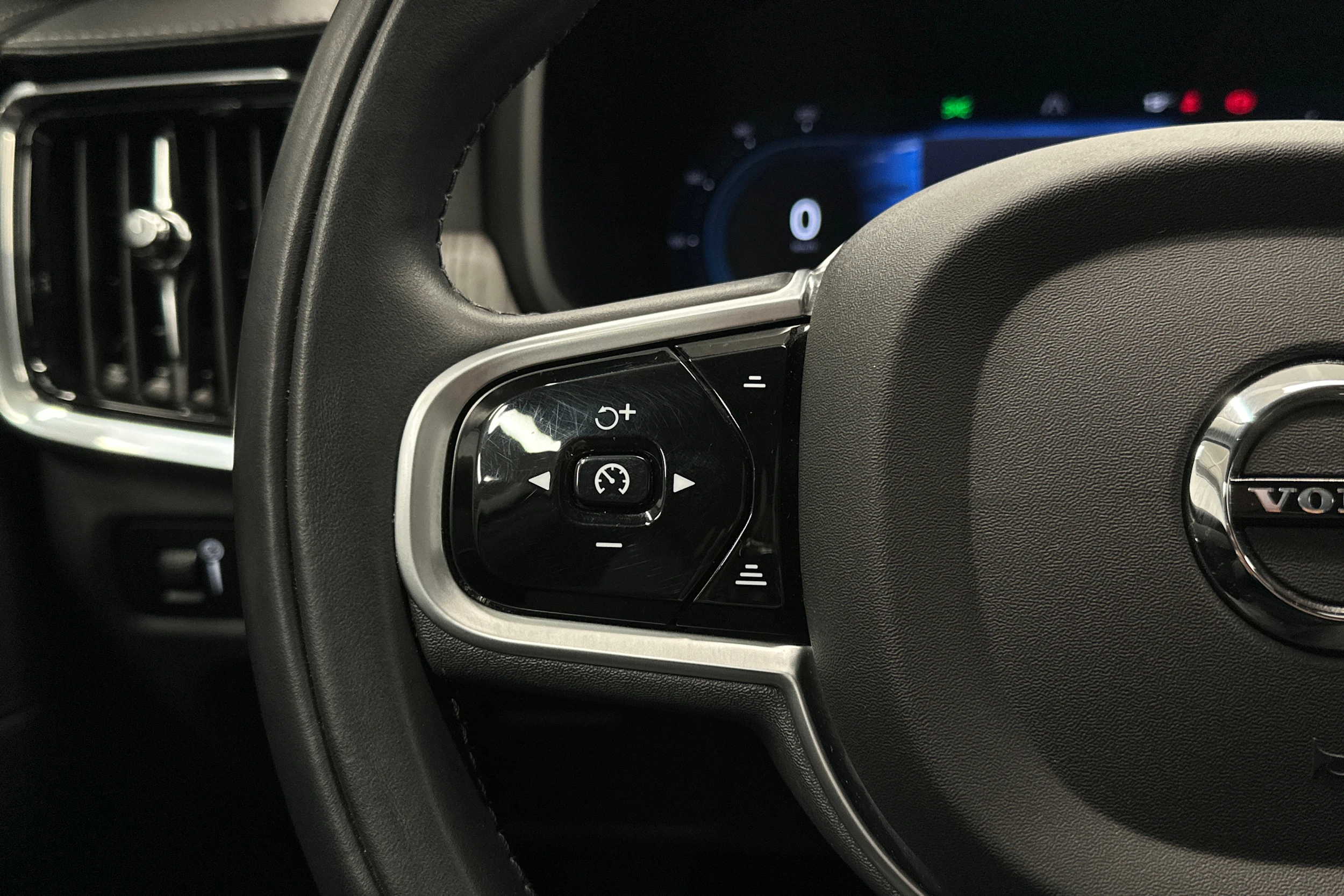 musta Volvo V90 2022 kuva 18.