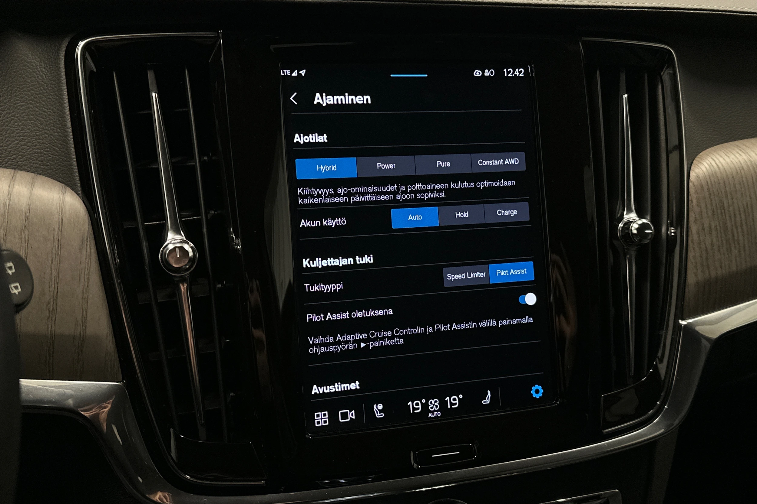 musta Volvo V90 2022 kuva 22.