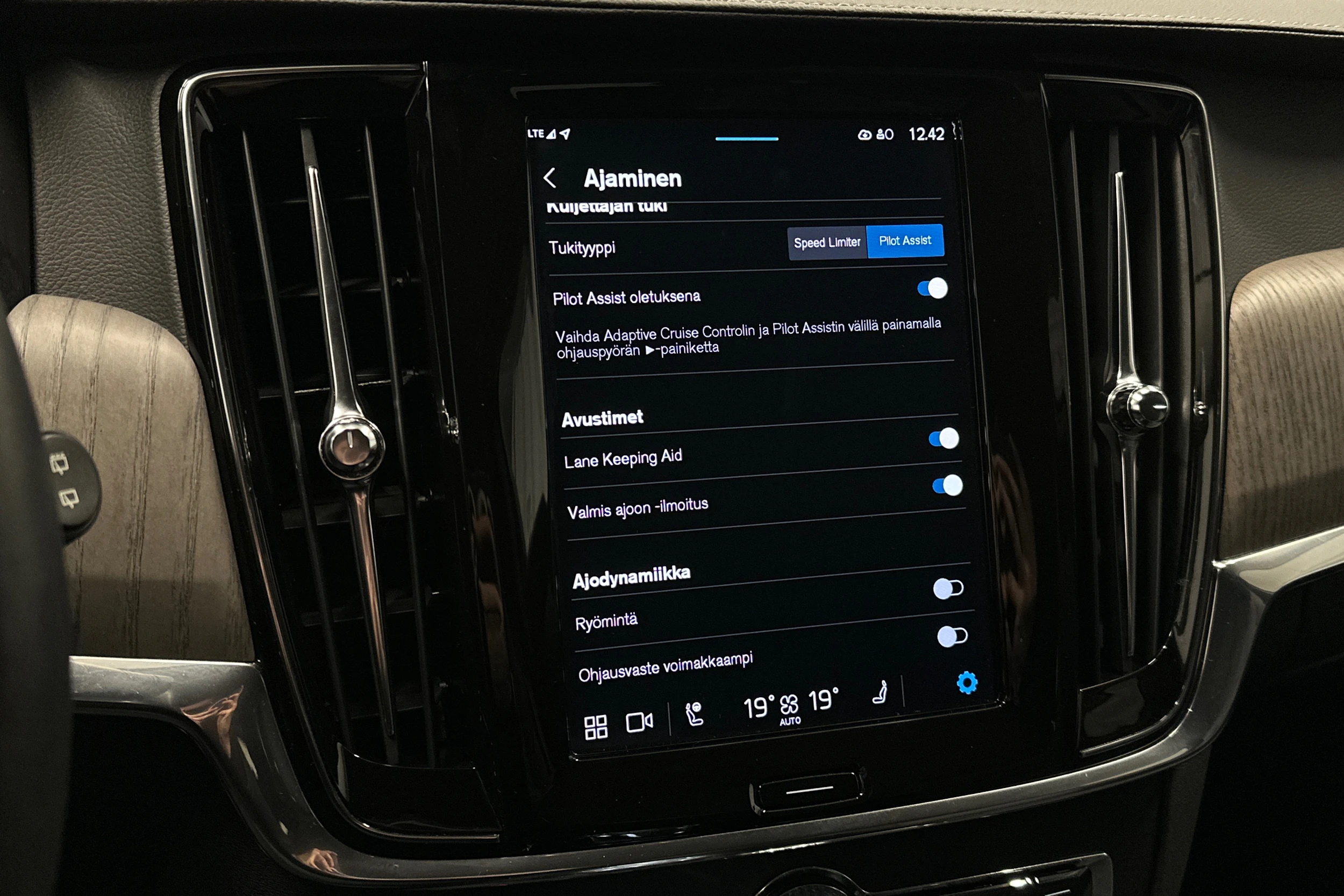 musta Volvo V90 2022 kuva 23.