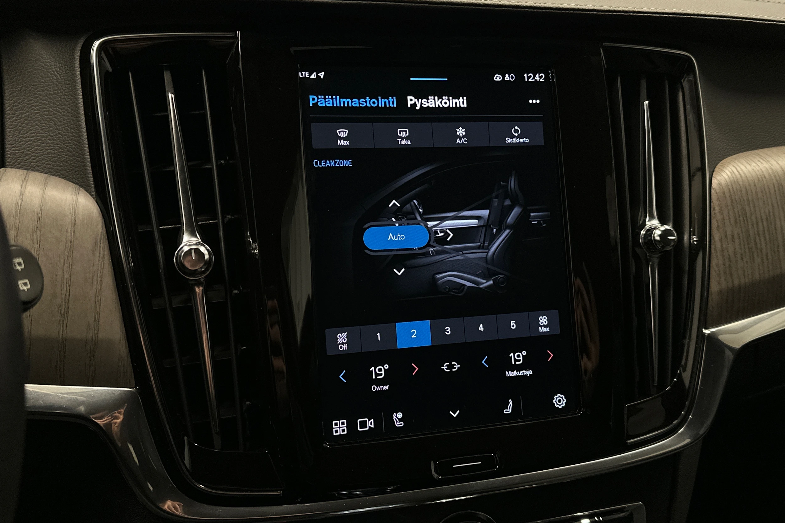 musta Volvo V90 2022 kuva 24.