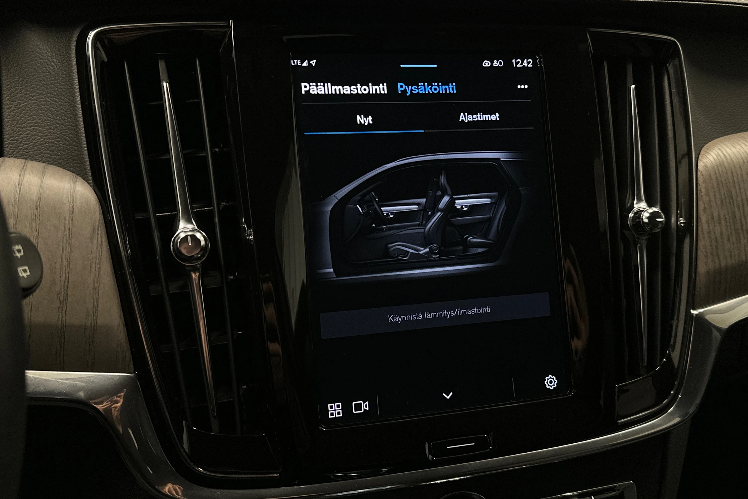 musta Volvo V90 2022 kuva 25.